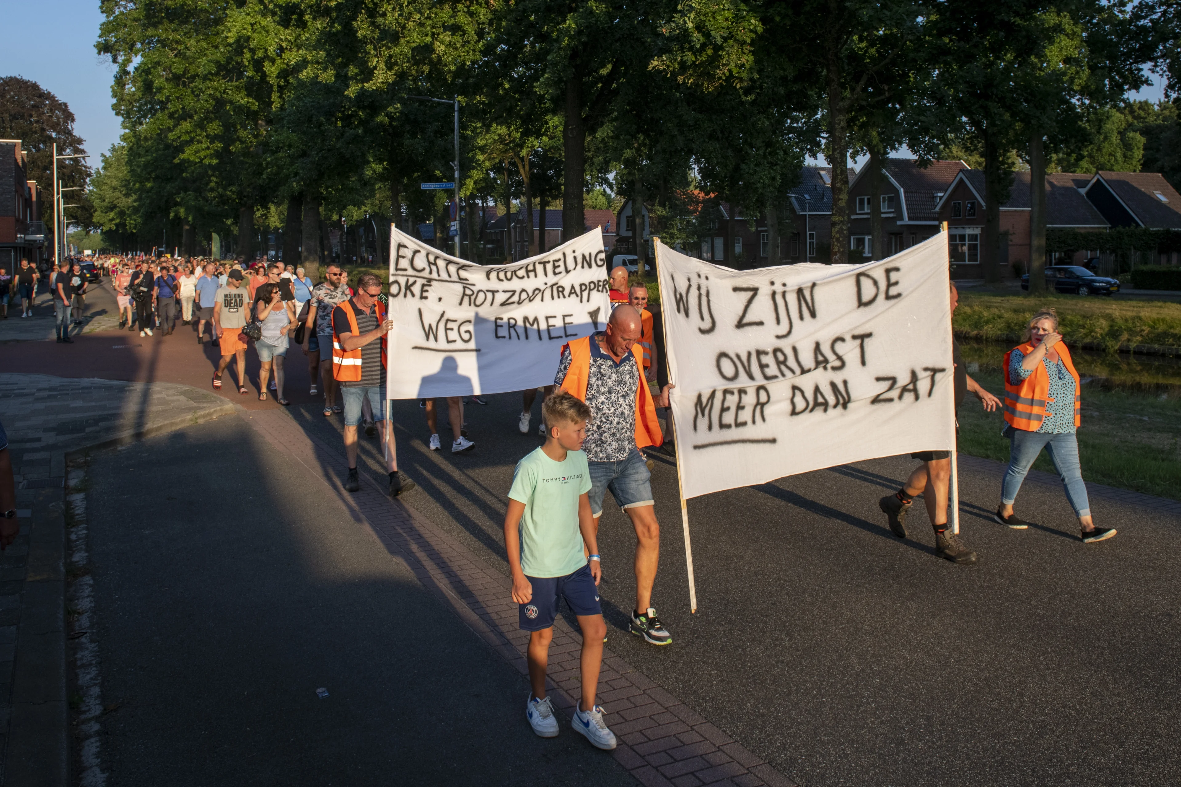 Honderden mensen wandelen in protestmars richting aanmeldcentrum Ter Apel: 'We worden vergeten'