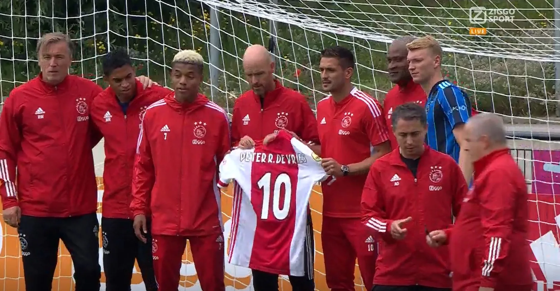 Ajax eert Peter R. de Vries tijdens match tegen Paderborn