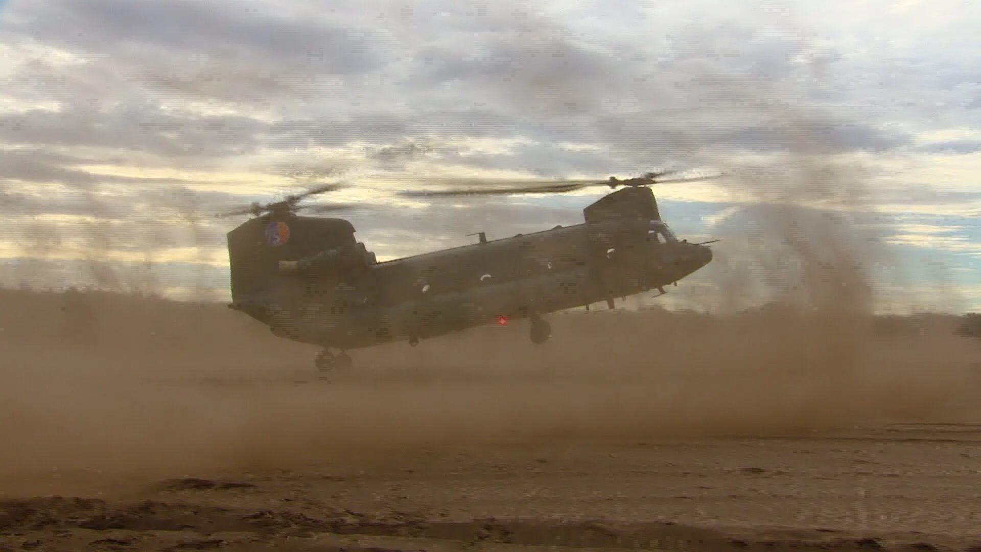 Defensie oefent met helikopters zandlandingen: 'Tricky, want de vlieger ziet bijna niets'