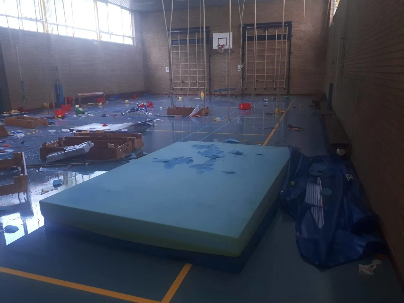 Politie zoekt naar daders die gymzaal van basisschool sloopten