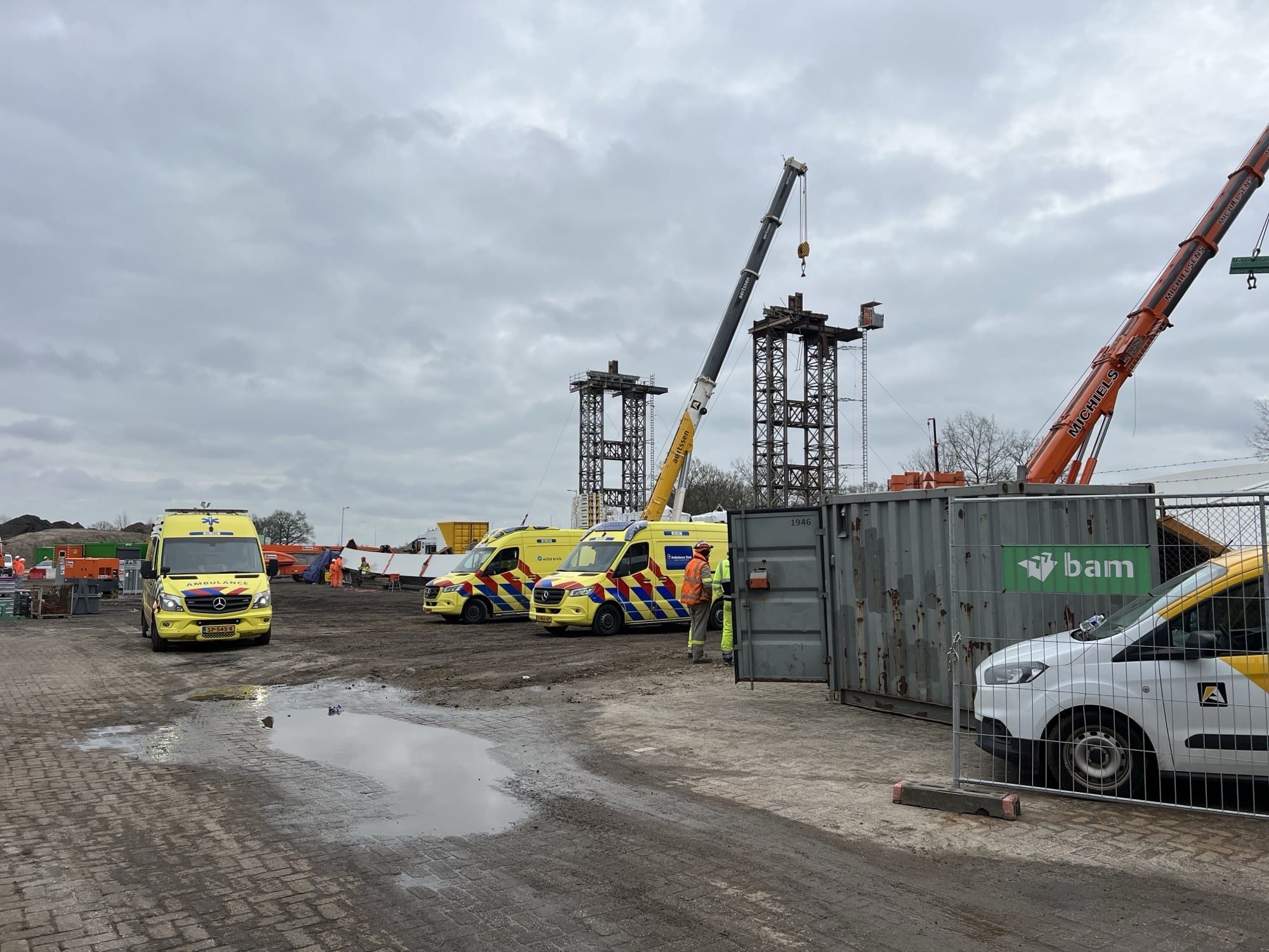 Brugdeel Lochem op zeker twee slachtoffers gevallen, onduidelijk of ze nog bekneld zitten