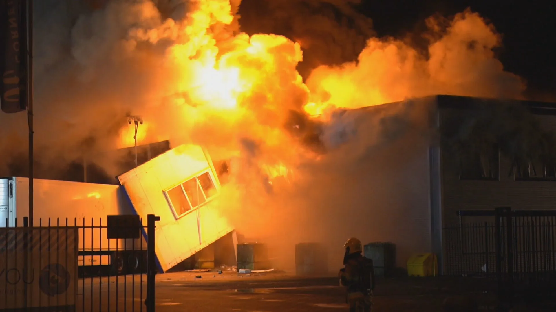 Felle brand verwoest bedrijfspand in Nijmegen, knallen door gasflessen