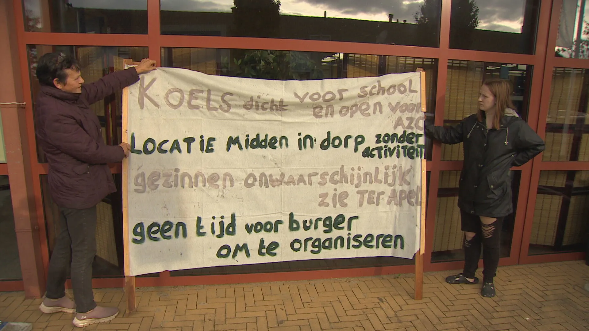 Bewoners Vuren demonstreren tegen vluchtelingenopvang in dorpshuis: 'Dit wordt ons door de strot geduwd'