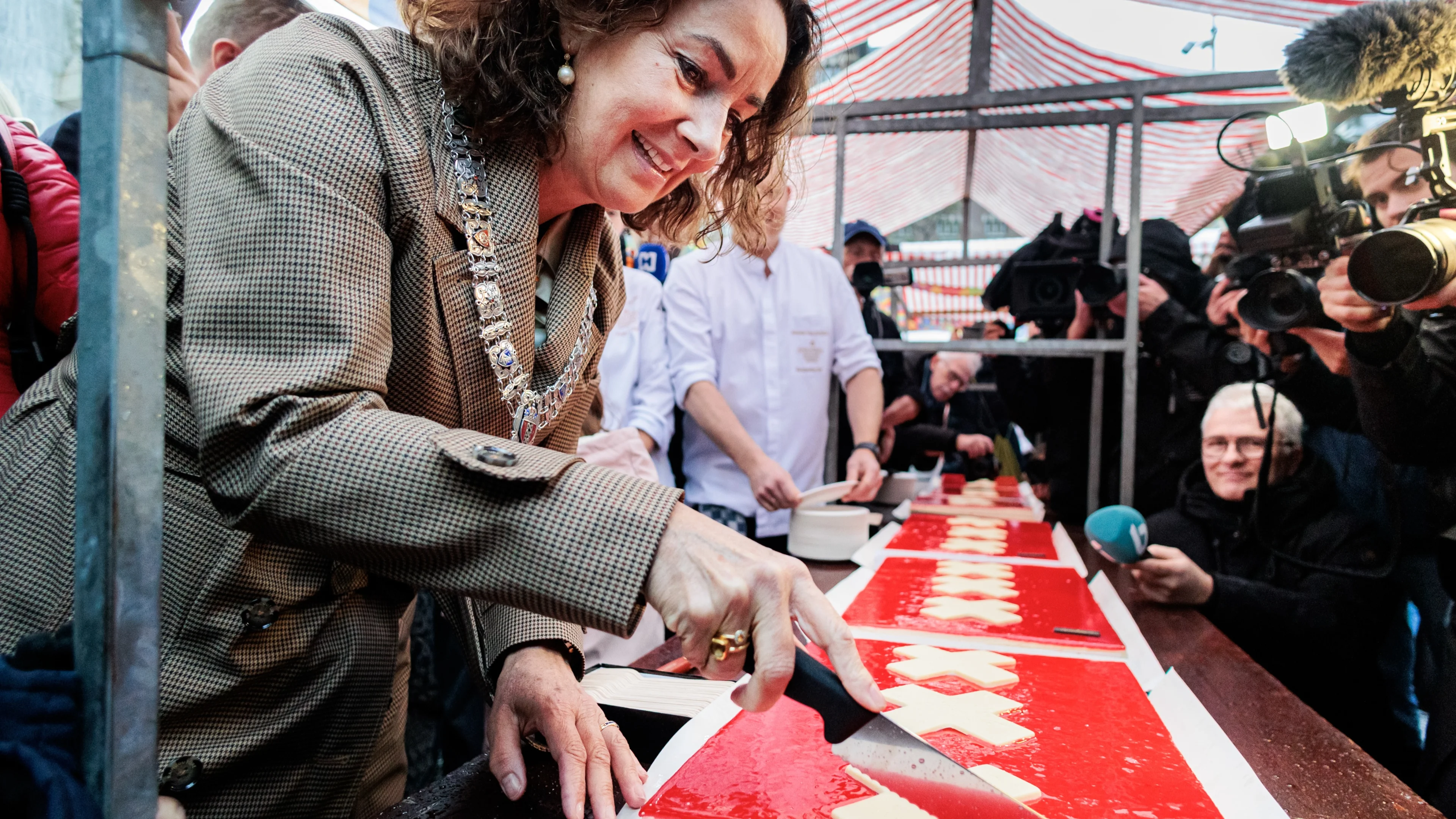 Amsterdam viert 750 jaar met meterslange taart op de Dam
