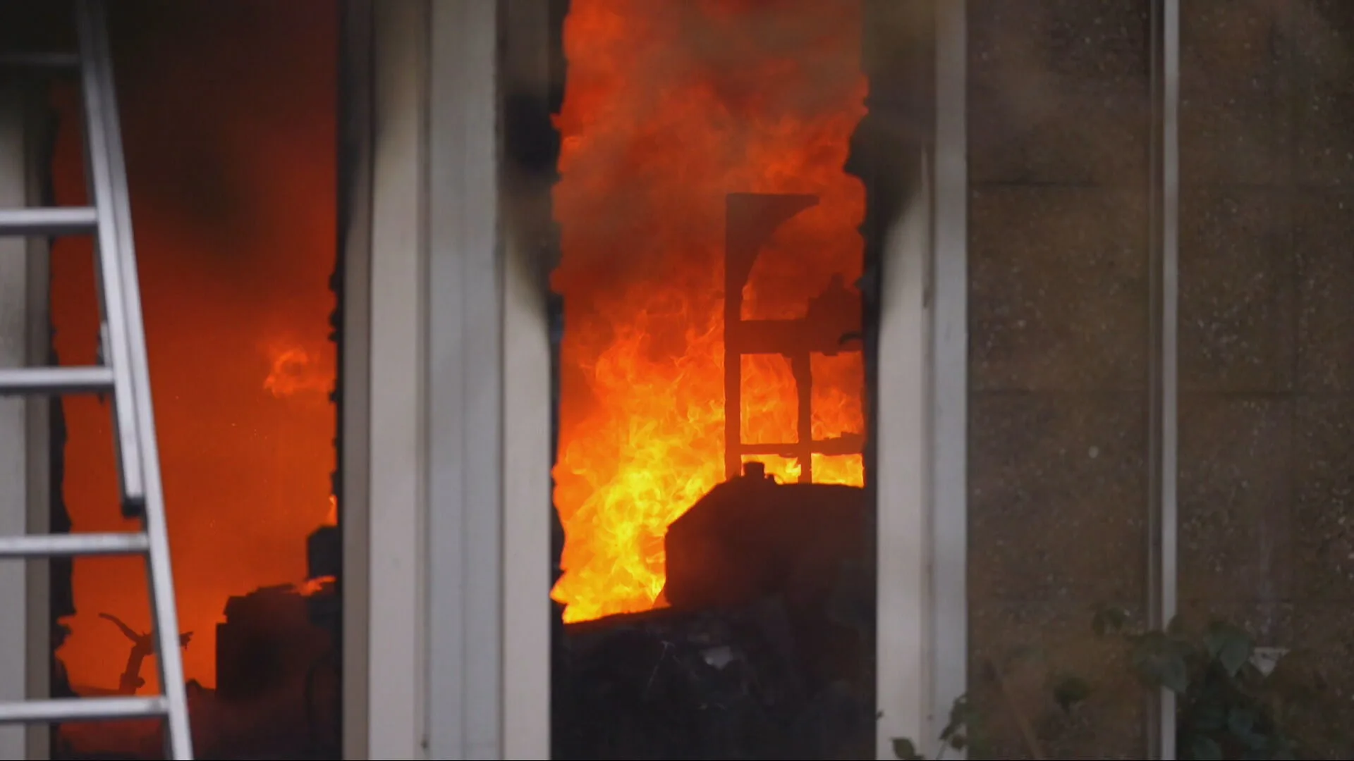 Persoon overleden bij woningbrand in Eindhoven: 'Stond voor het raam in de brandende woning'