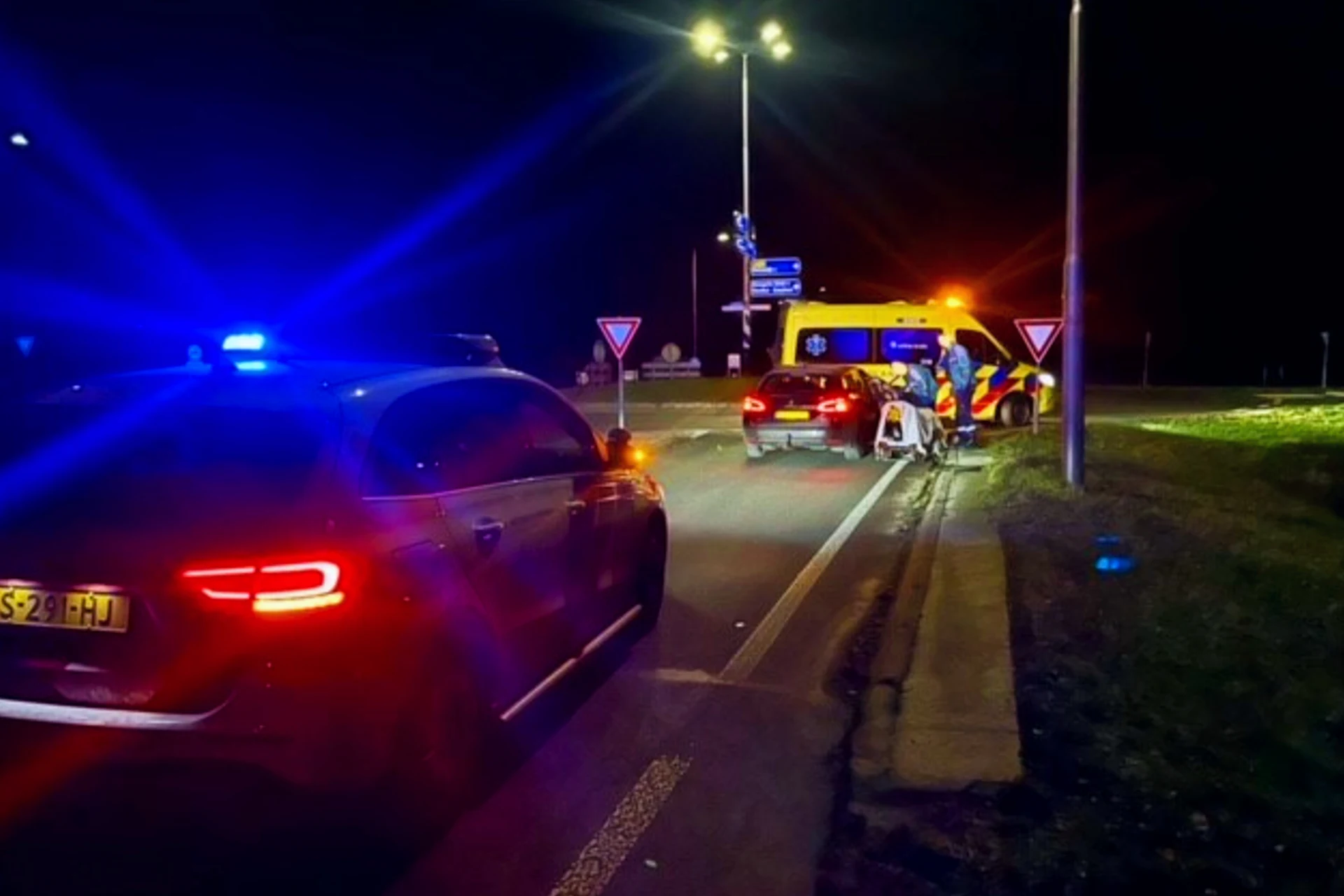 Vrouw bevalt van baby Ties in auto op rotonde