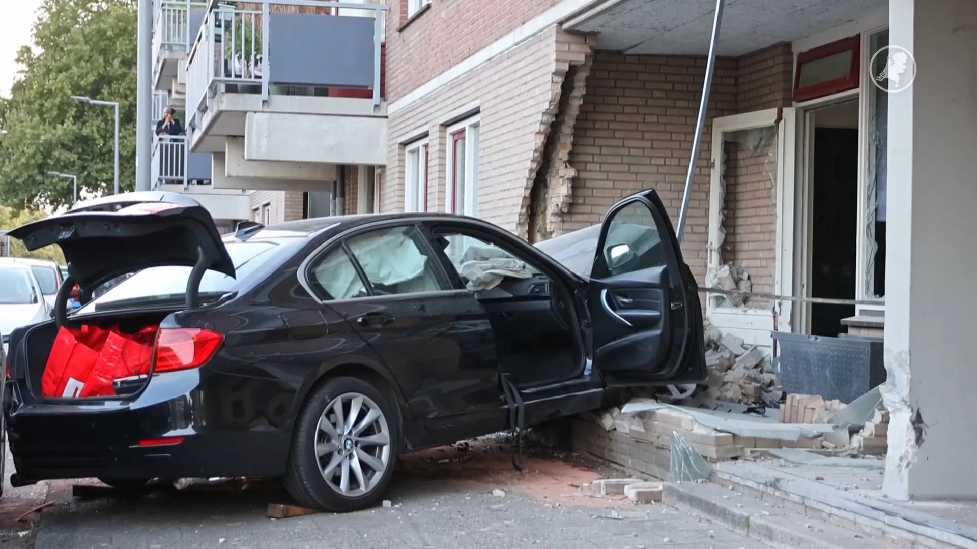 Auto ramt gevel van woning in Rotterdam