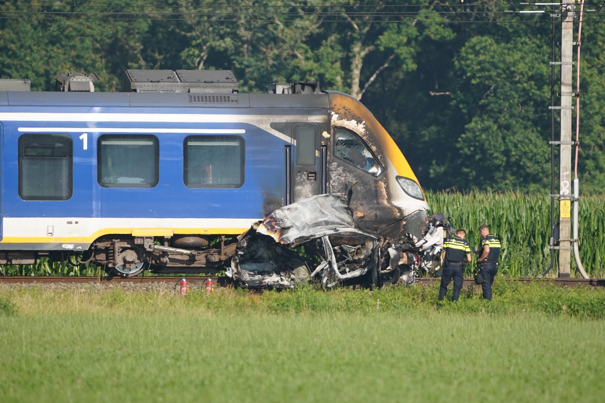 Trein botst op auto bij Assen, bestuurder overleden
