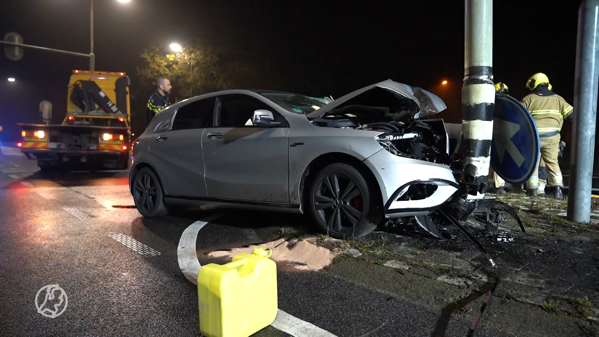 Bestuurder rijdt in op verkeerslicht N65 en veroorzaakt flinke ravage