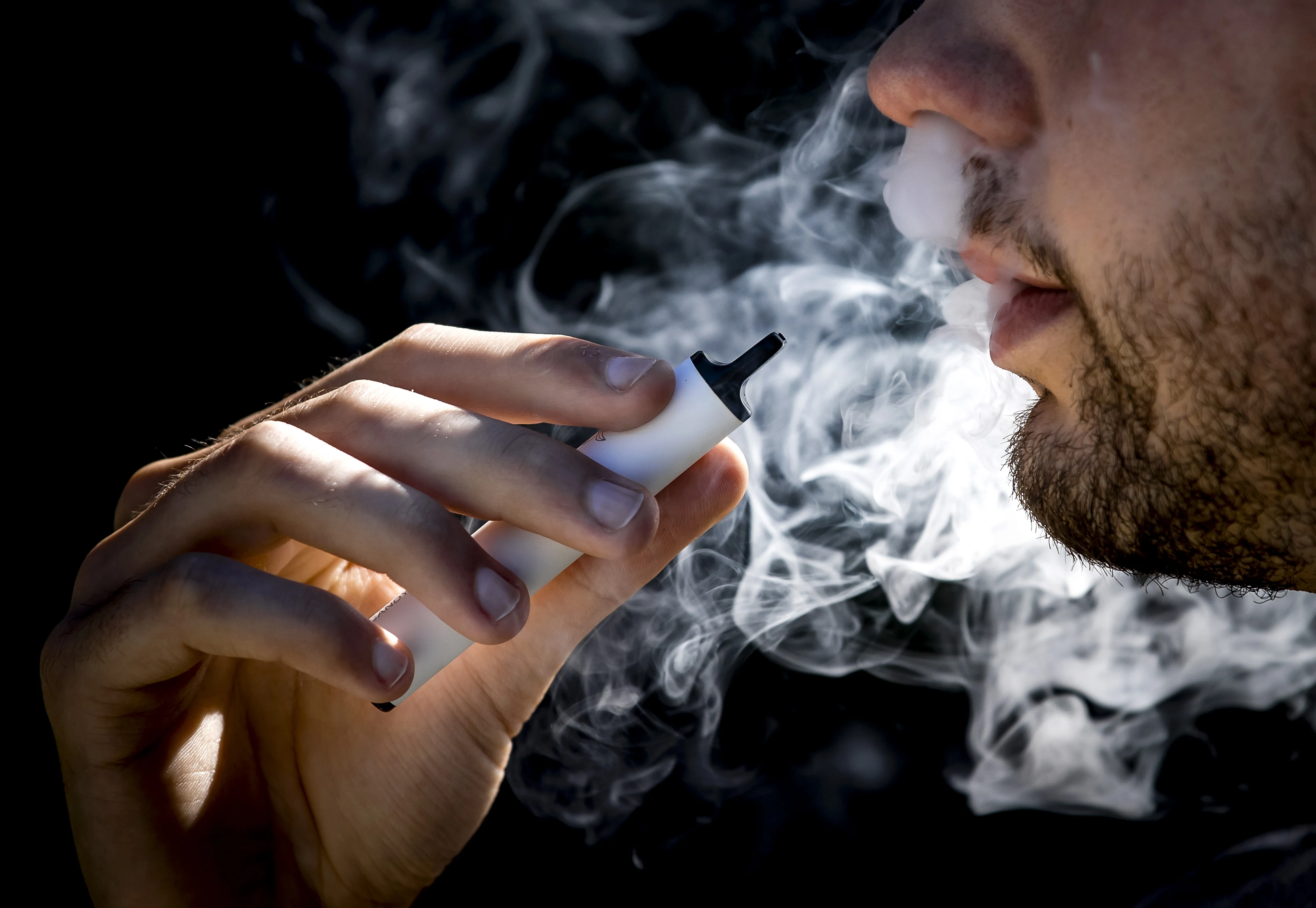 Nederlandse tieners zo verslaafd dat ze 's nachts moeten vapen: 'Heel schokkend'