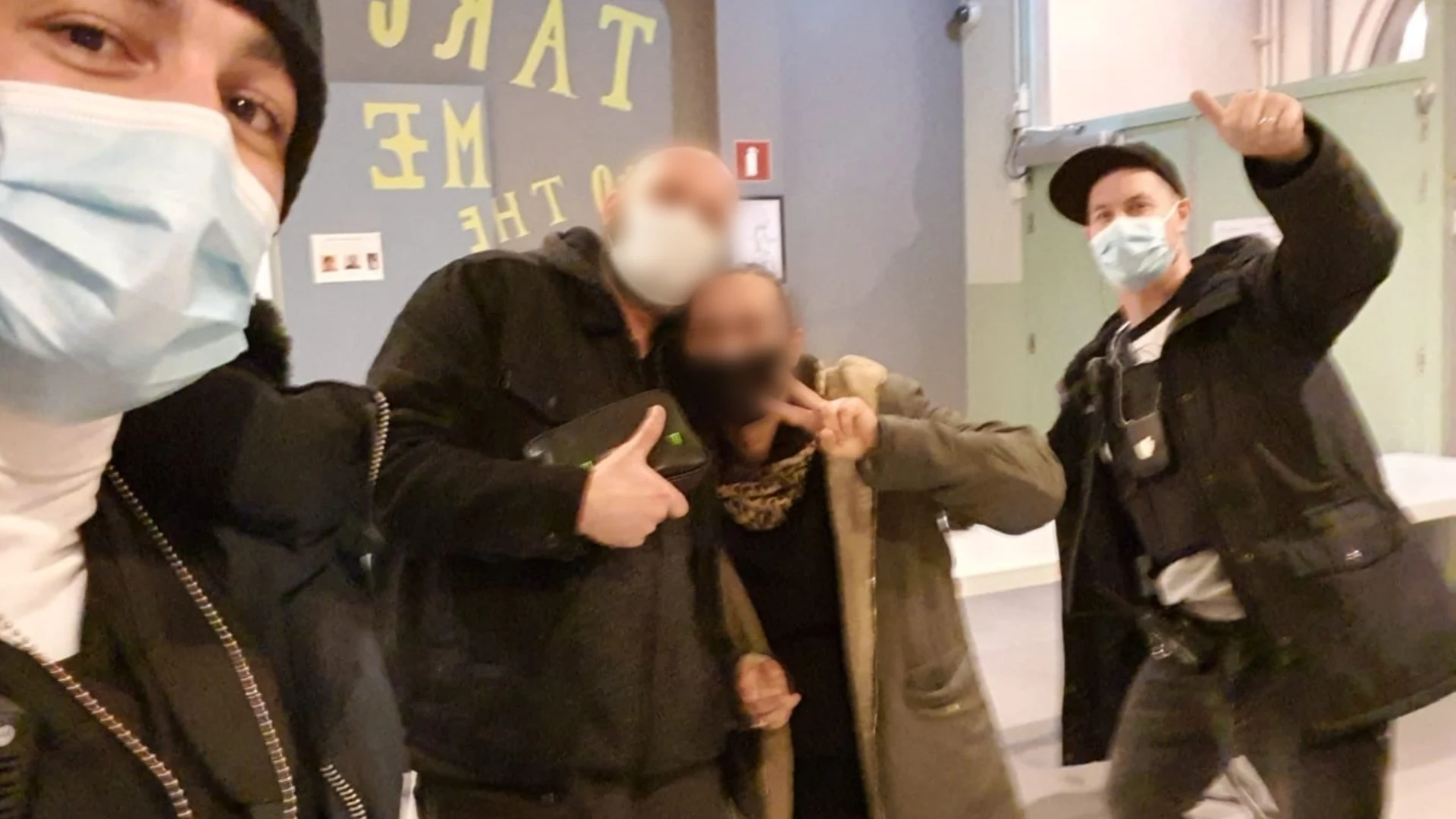 Handhavers bieden dakloos stel helpende hand op Kerstavond: 'We stonden met zijn vieren te huilen'