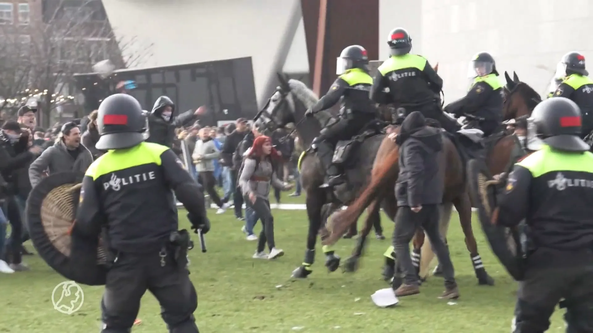 Drie politiepaarden mishandeld met ploertendoder tijdens rellen op Museumplein