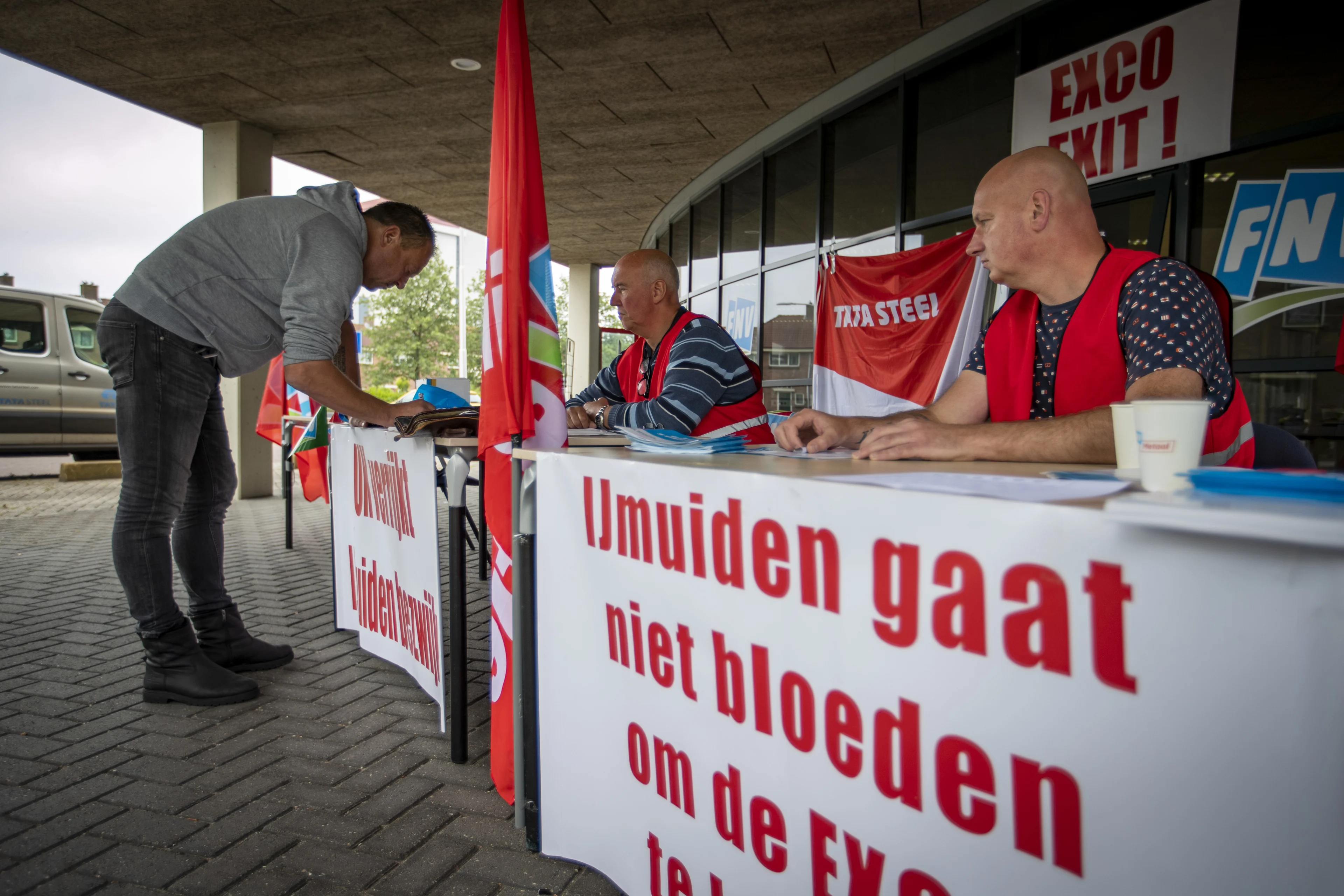 Werknemers Tata Steel IJmuiden leggen opnieuw het werk neer
