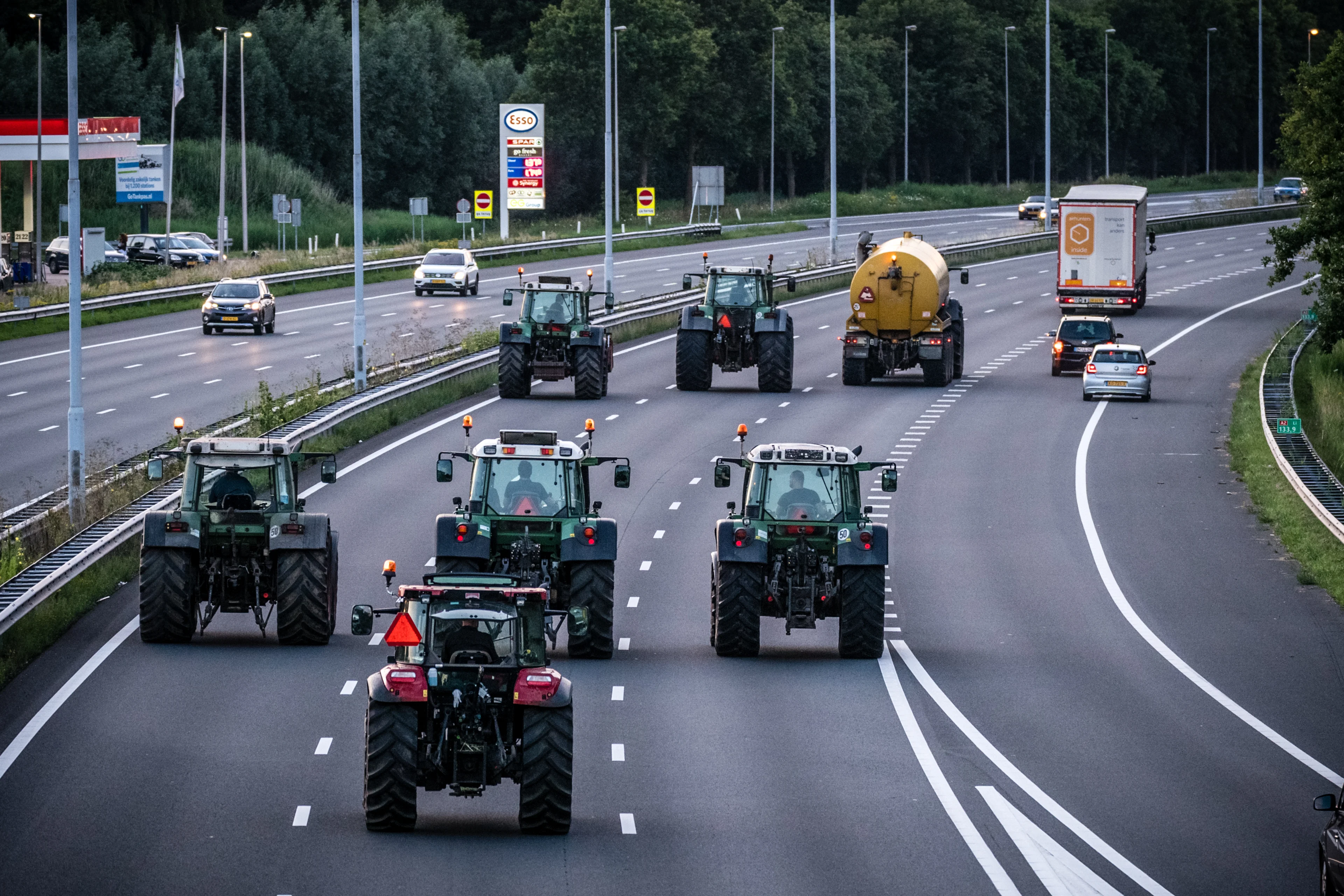 Ruim dertig trekkers rijden protestronde door binnenstad Amsterdam