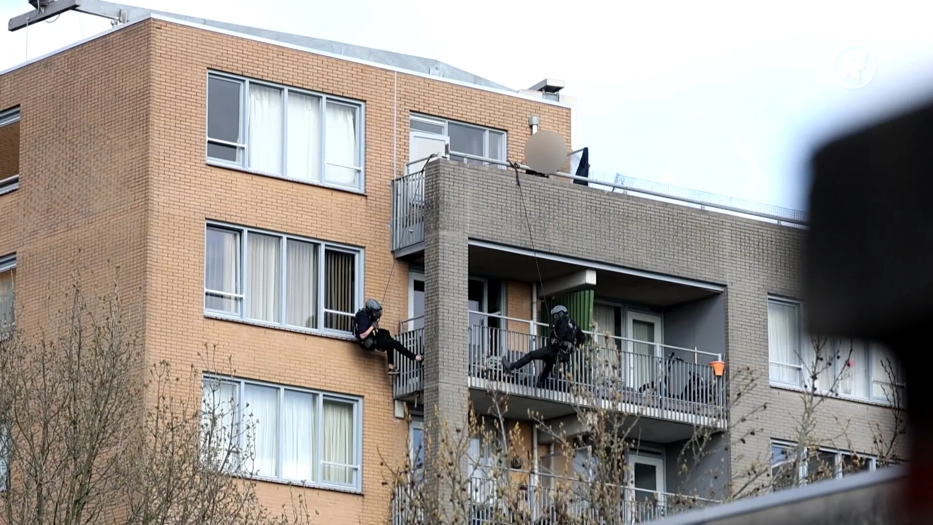 Arrestatieteam haalt verwarde man van balkon in Amsterdam Nieuw-West