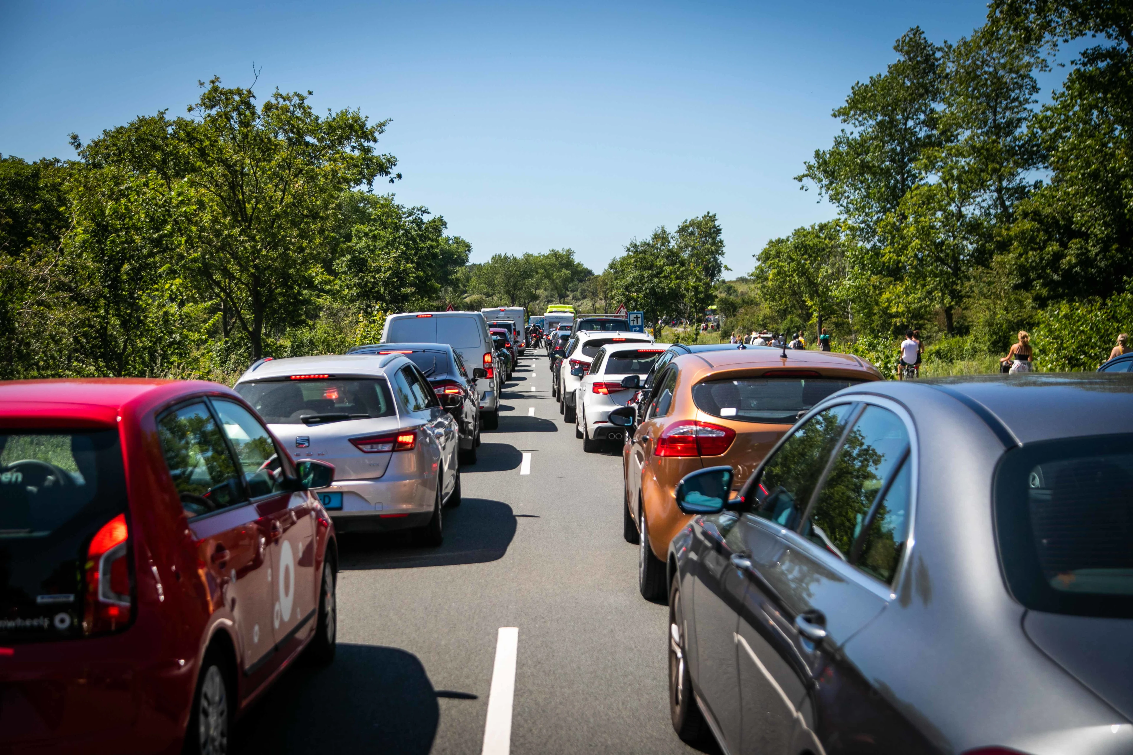 Files naar het strand: wegen lopen al vroeg vol
