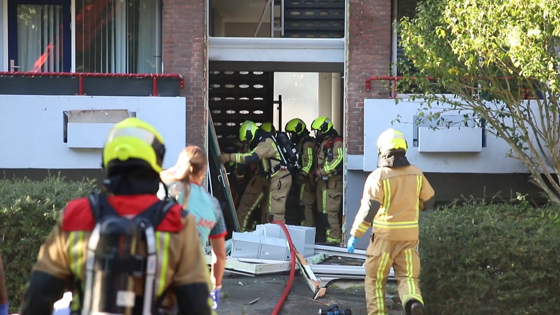 Brand na explosie in Den Haag, zeker een persoon gewond