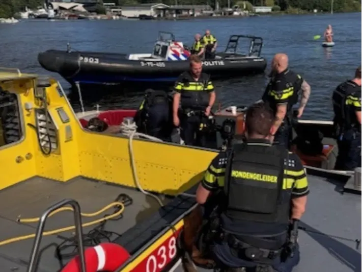 Vrouw richt tijdens varen 'wapen' op passagiers andere boot in Amsterdam