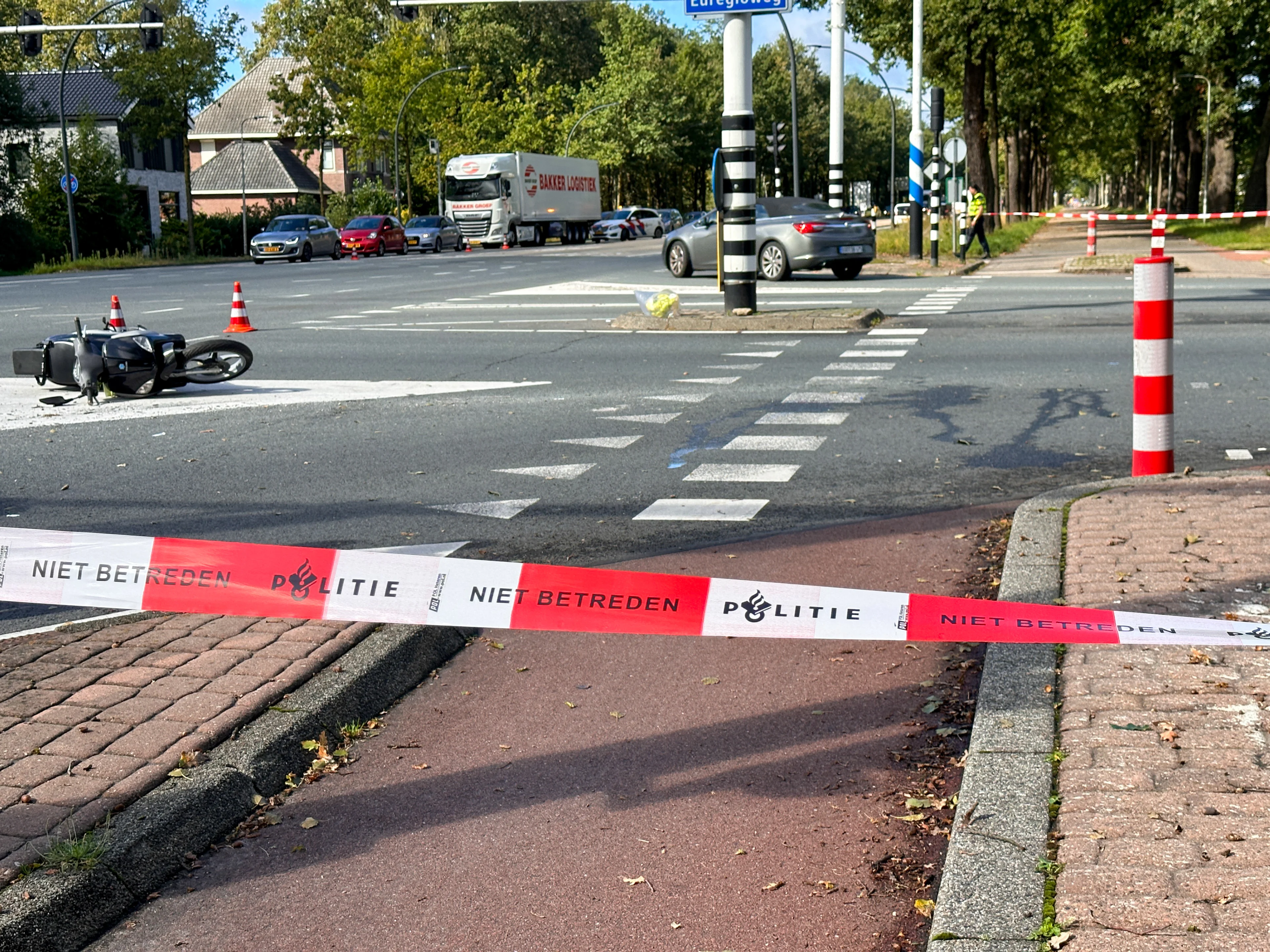 Scooterrijder gewond na aanrijding met vrachtwagen in Enschede