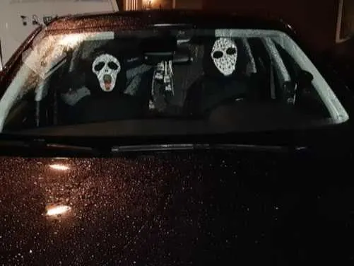 Politie rukt uit voor doodenge figuren in auto, blijken hoofdsteunen met maskers
