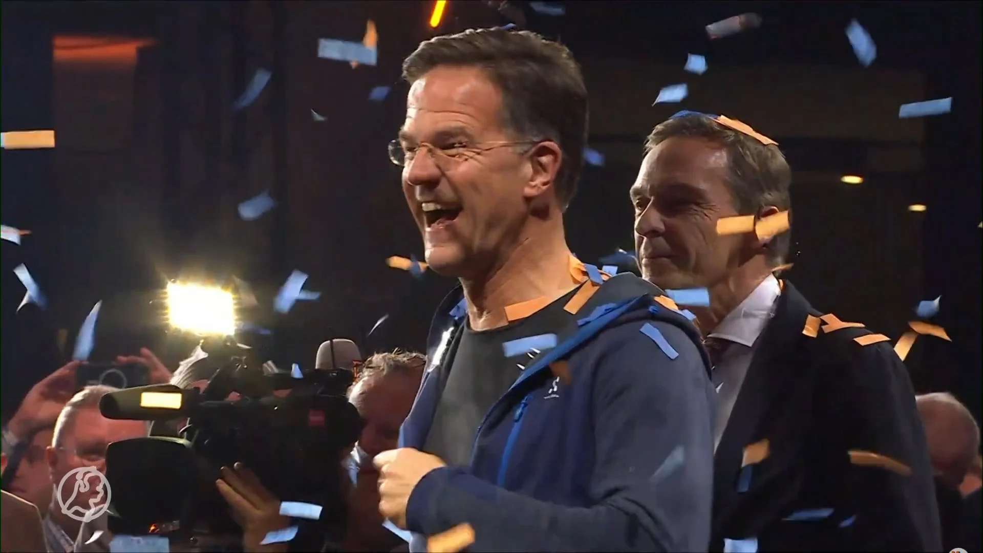 Mark Rutte bedolven onder confettiregen bij benoeming tot VVD-erelid