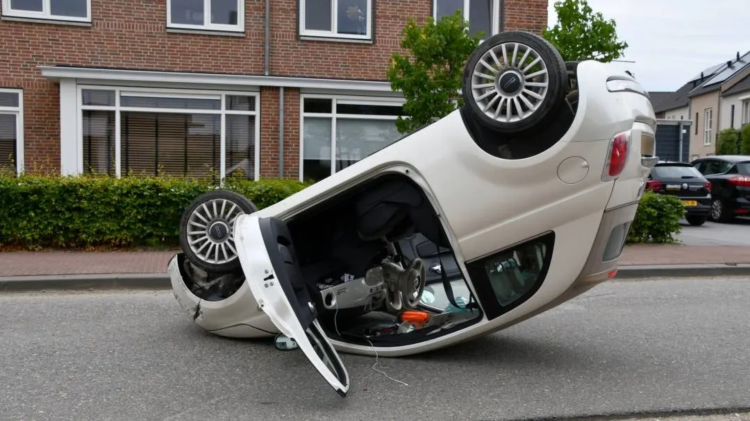 Bizar: auto raakt paaltje en slaat over de kop in woonwijk in Goes