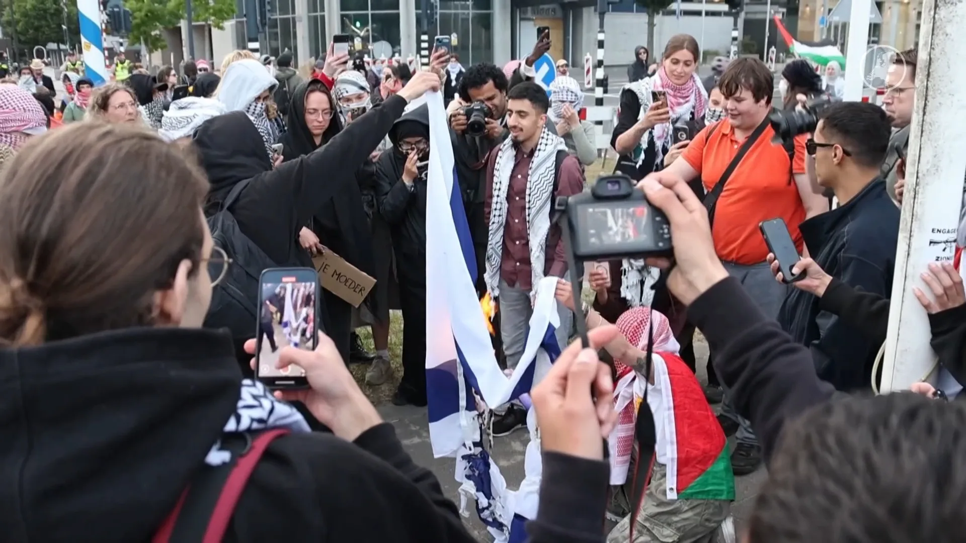 Politie onderzoekt of Palestina-demonstranten vlag mochten verbranden