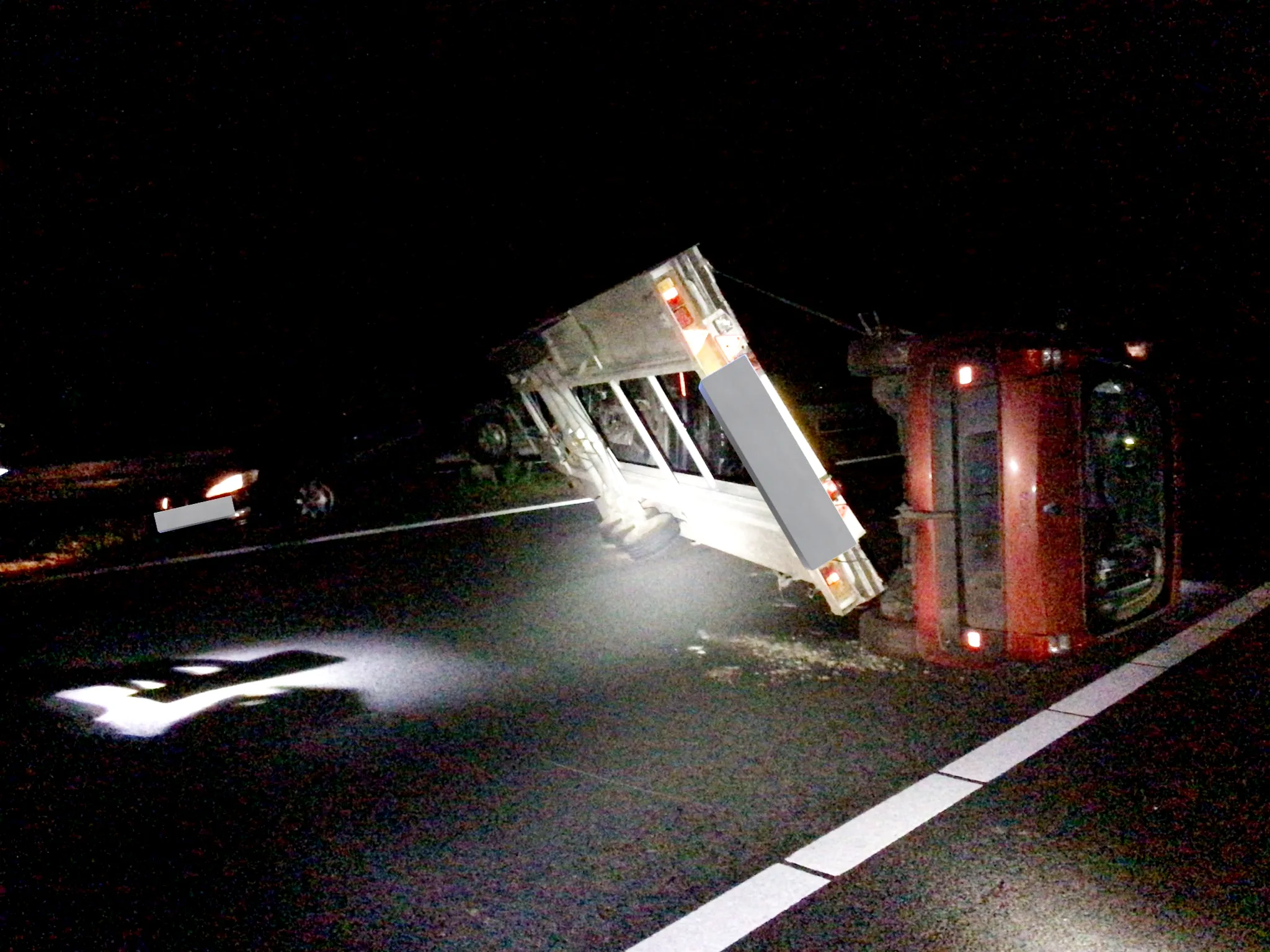 Aanhanger met auto's kantelt en blokkeert A2, bestuurder slaat op de vlucht