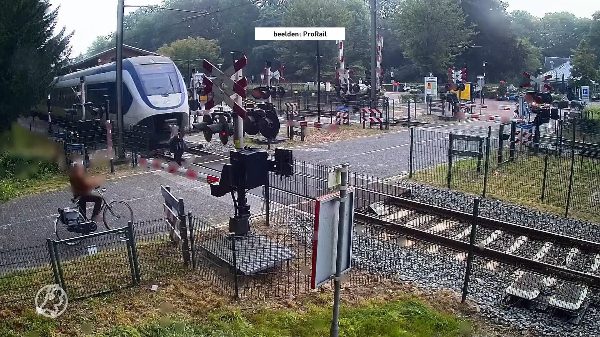 Video: meer ongelukken op spoorwegovergangen: Nick maakte het mee in september