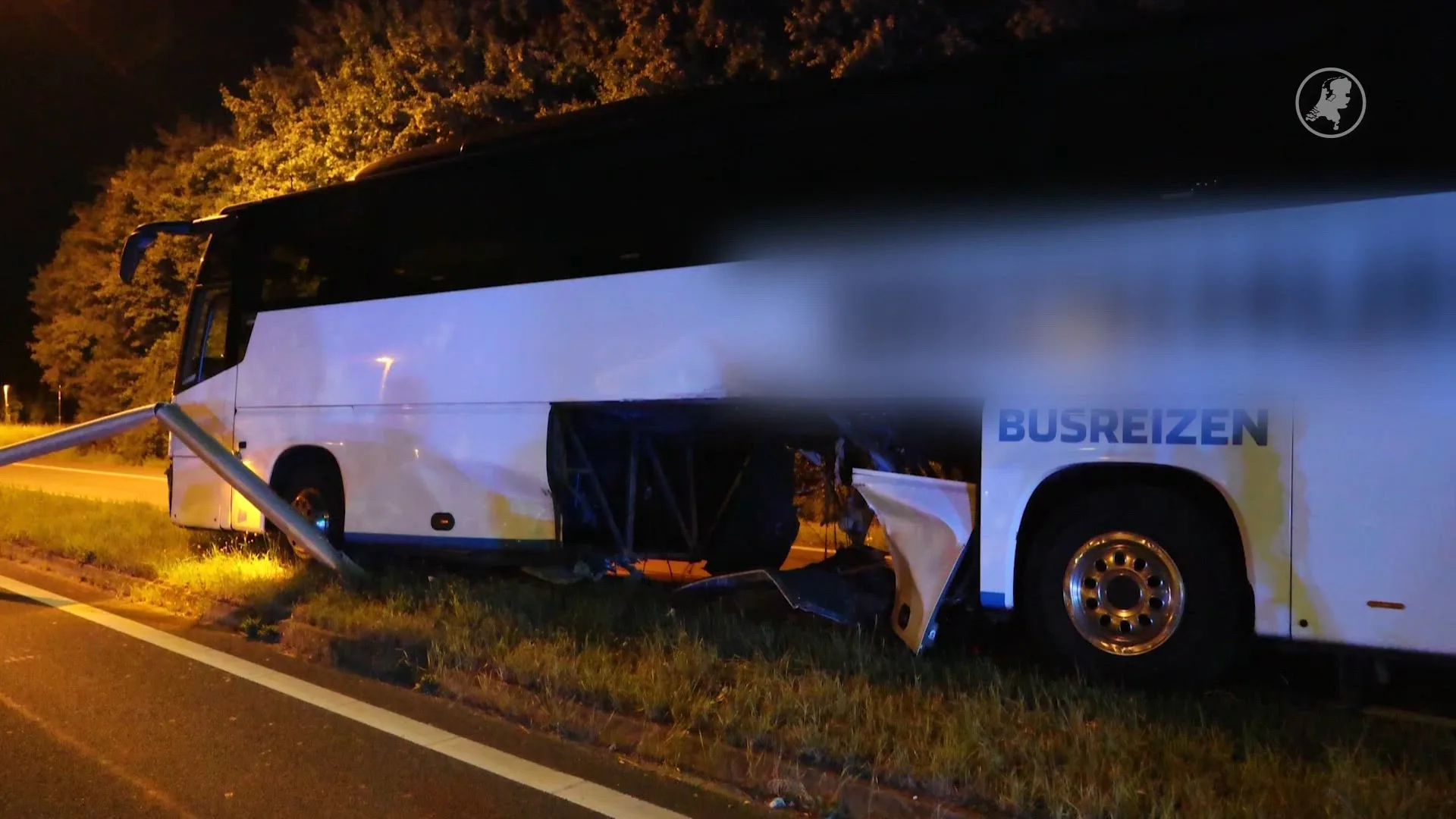Auto rijdt dwars door touringcar in Hengelo, meerdere gewonden