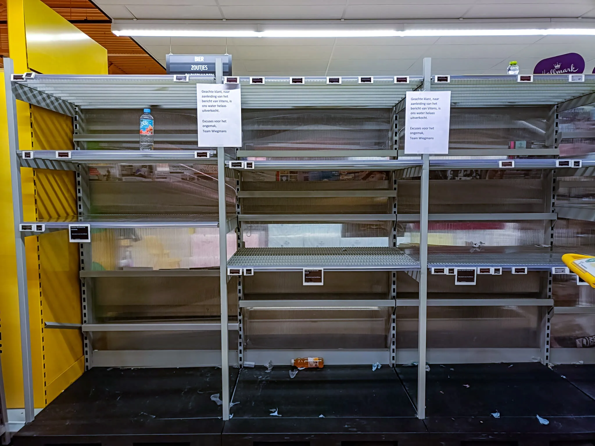 Noord-Limburgers slaan massaal drinkwater in, schappen supermarkten lopen leeg