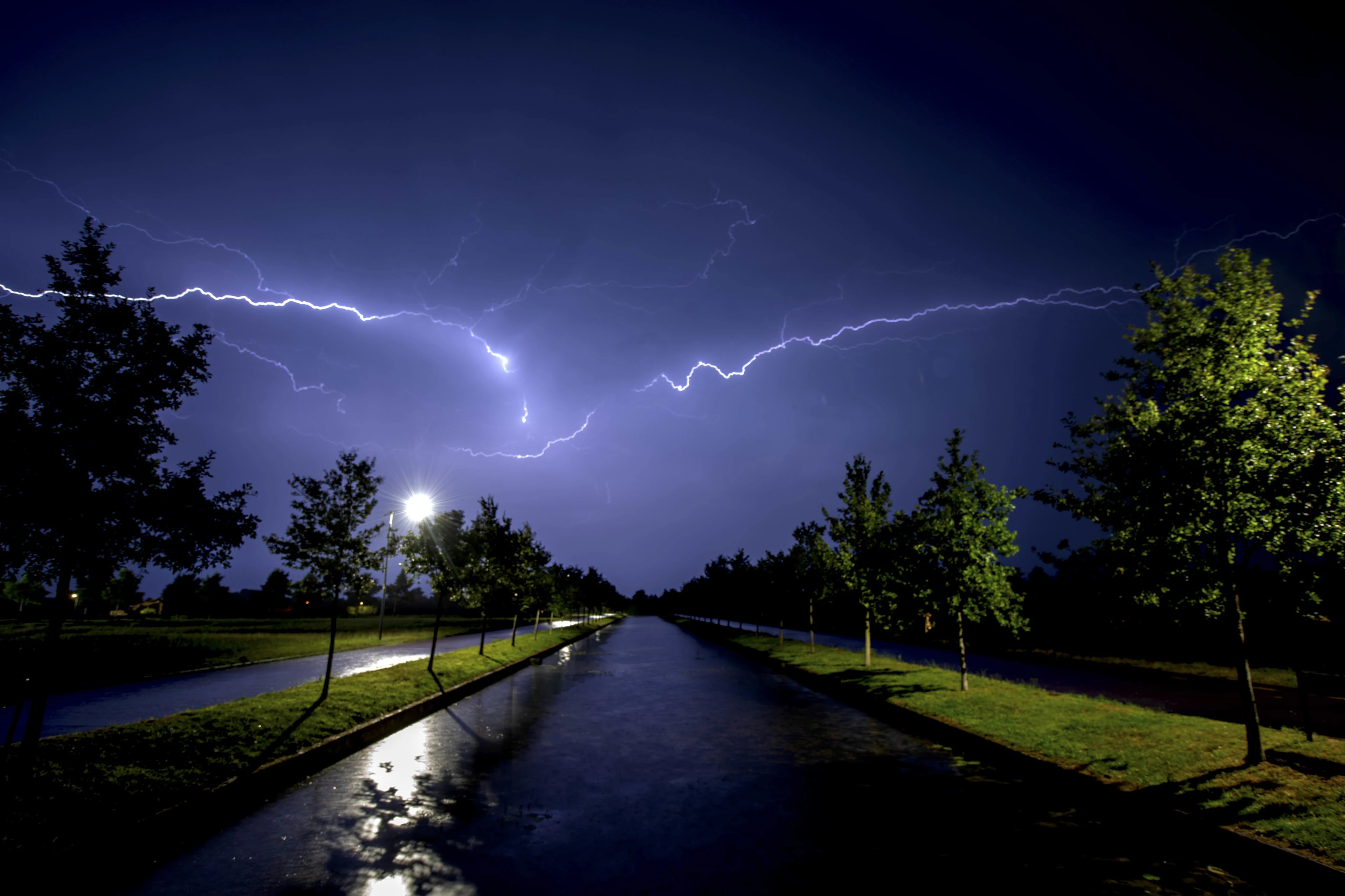 Woensdag en donderdag mogelijk 'urenlang onweer en tientallen millimeters regen'
