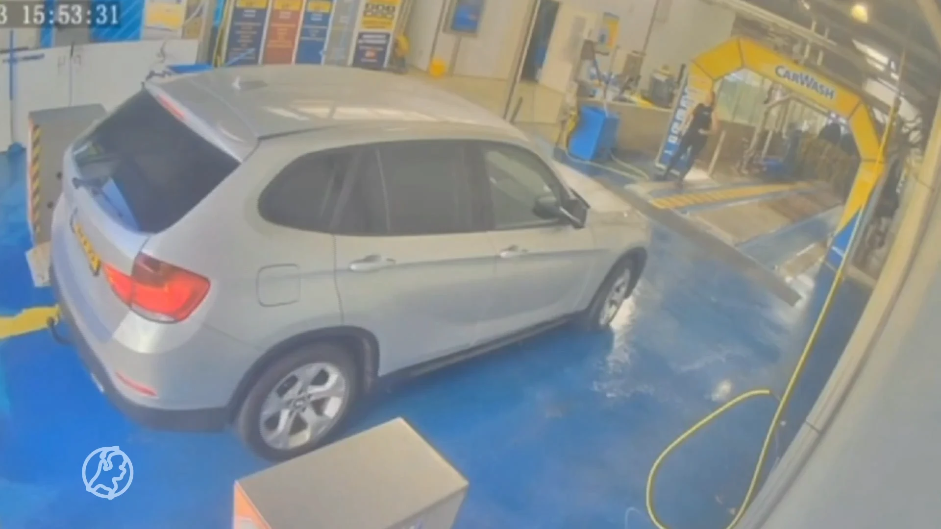 Chaoss: oudere man scheurt met 50 km/u dwars door wasstraat