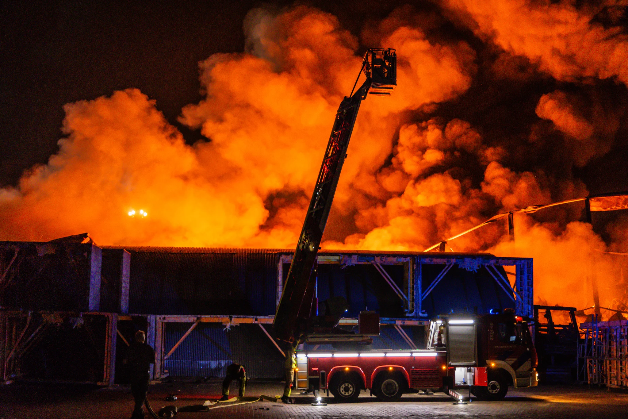Zeker 100 brandweermannen blussen enorme brand veevoederfabriek Veenendaal