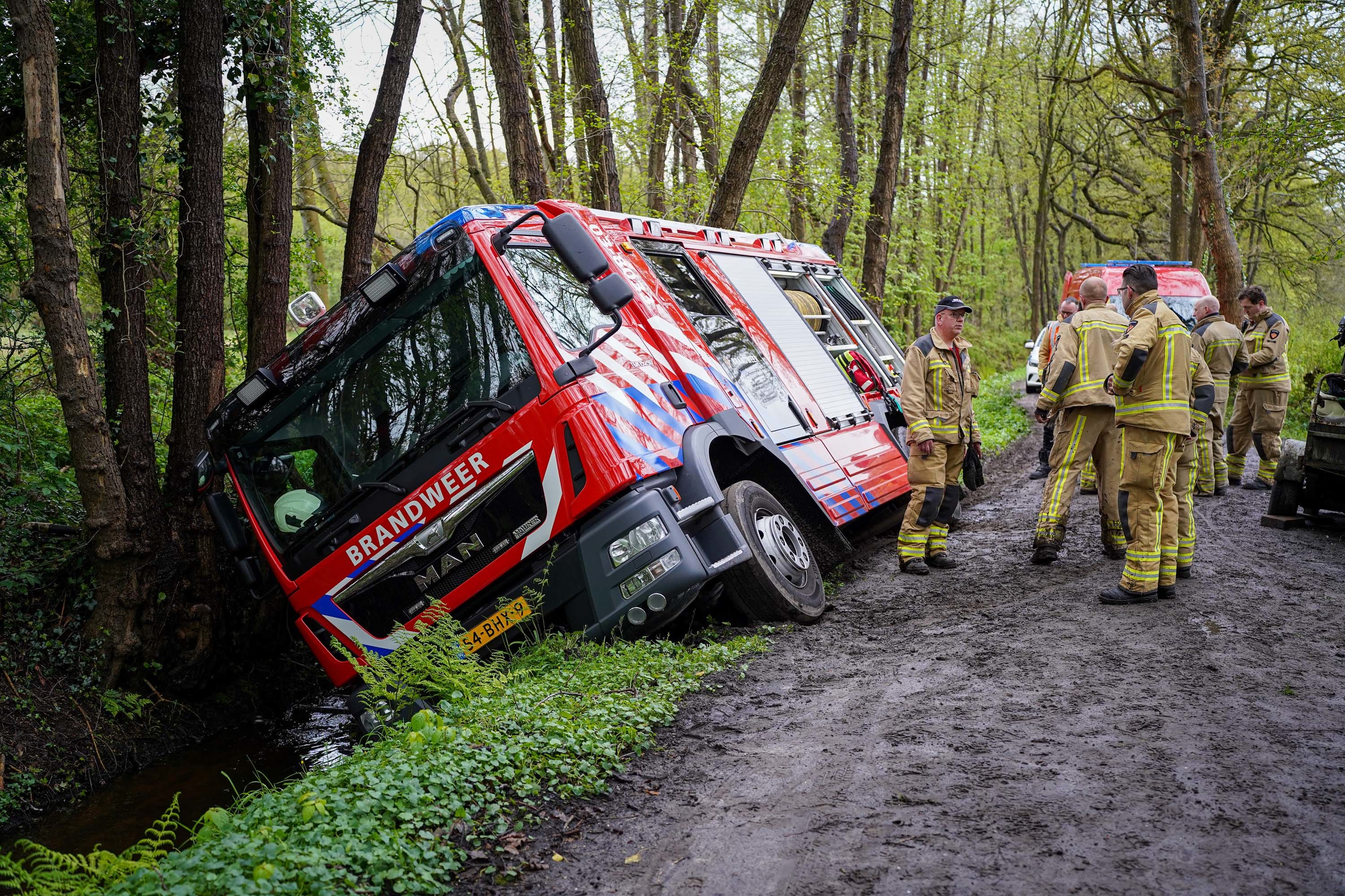 Brandweer van de regen in de drup na redding paard uit Drentse sloot