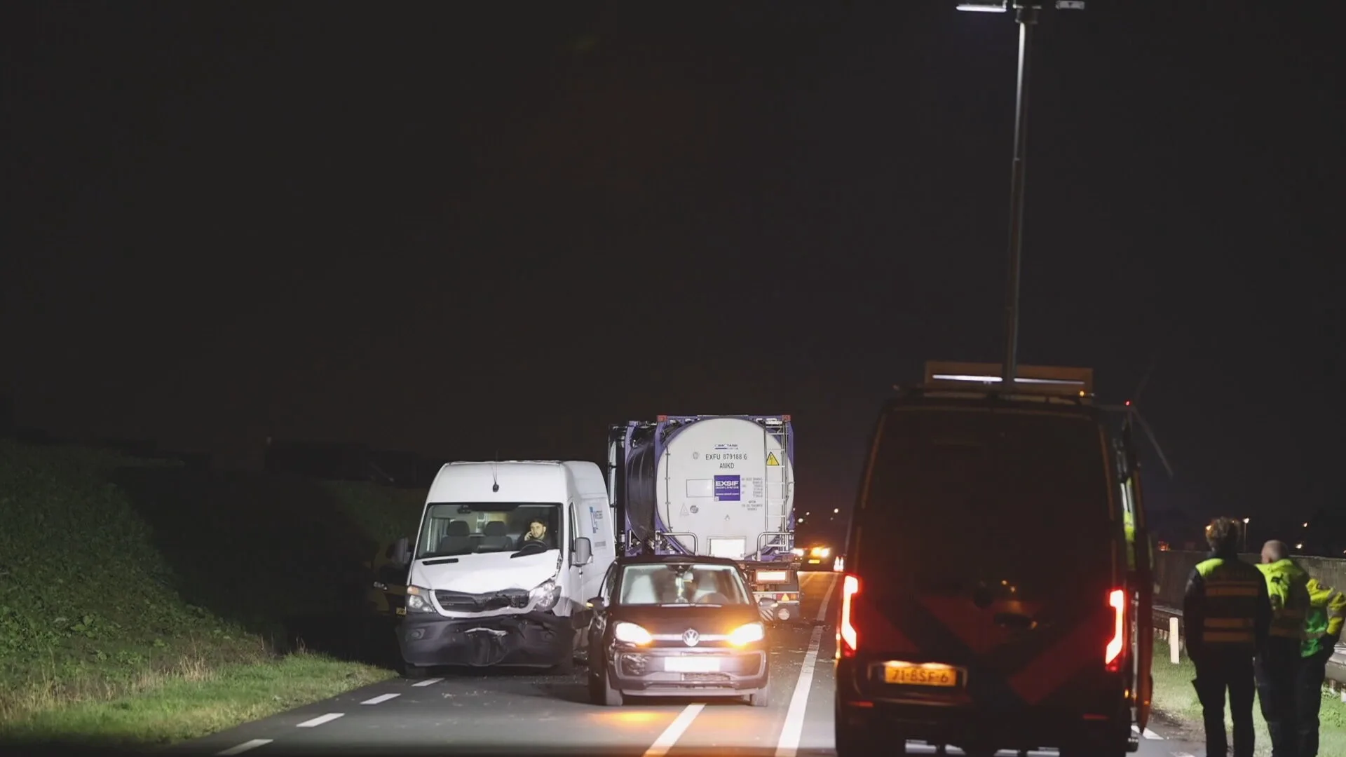 Man overleden door ongeluk met vrachtwagen en meerdere auto's