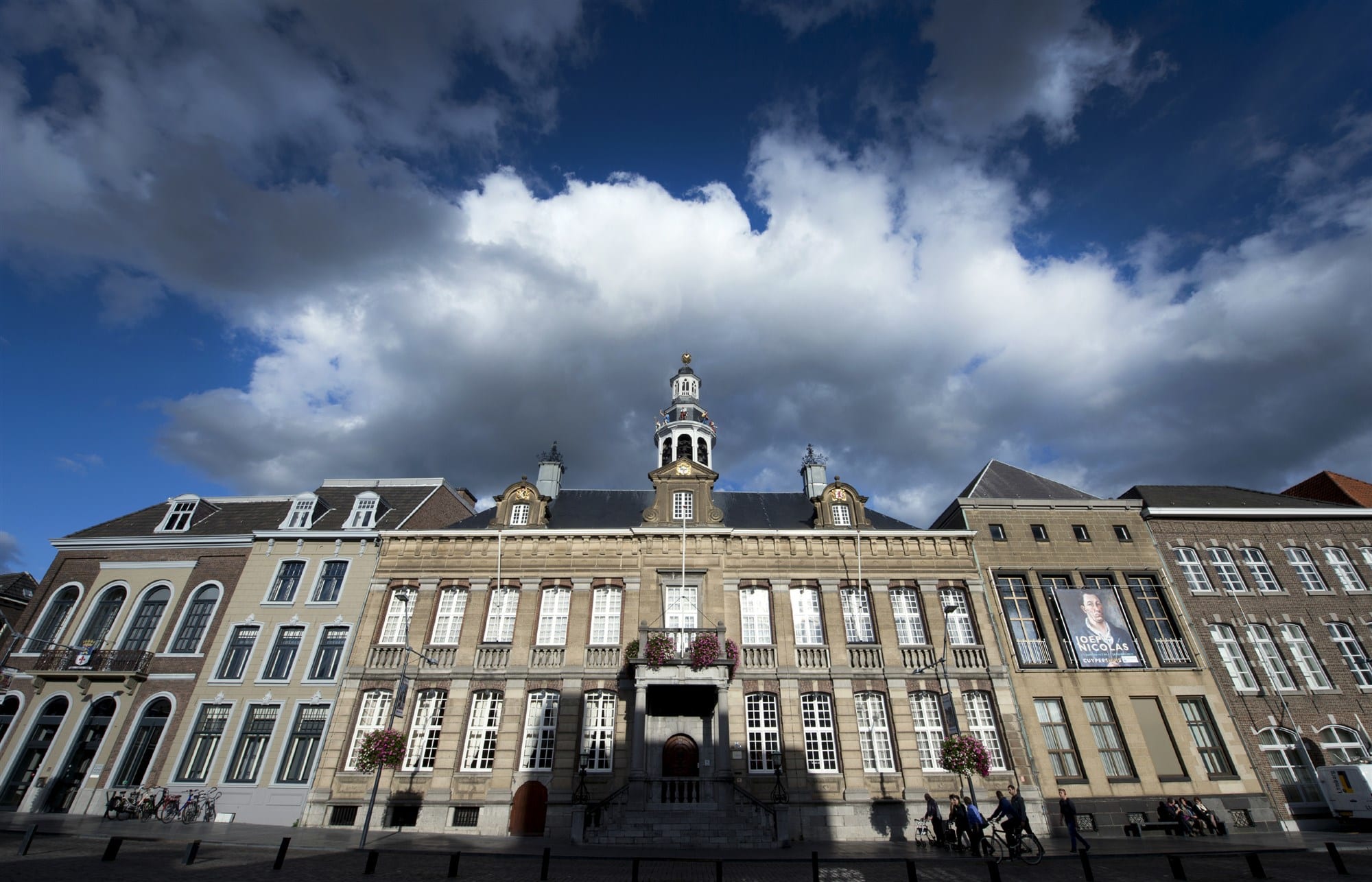 Gemeentehuizen Roermond en Simpelveld gesloten na bedreiging via e-mail: verdachte (26) aangehouden