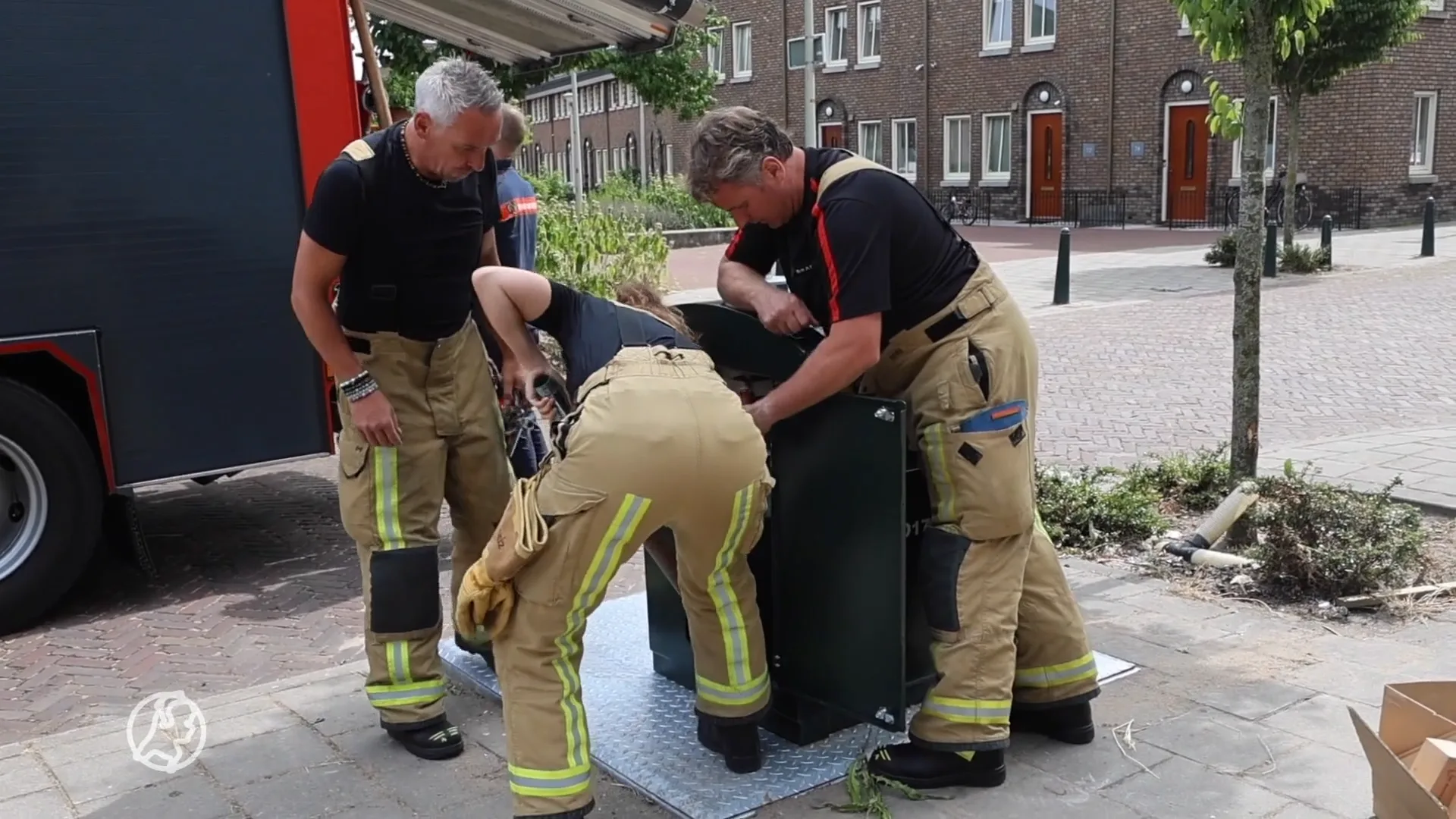 Stel gooit dag voor vakantie paspoorten in ondergrondse container, brandweer schiet te hulp