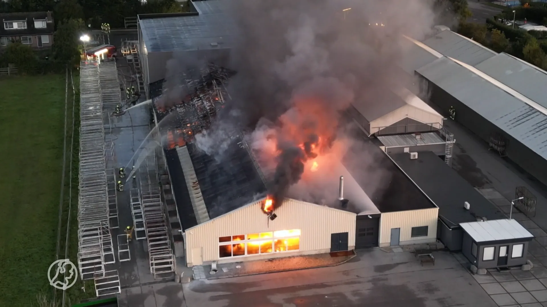 Camping geëvacueerd wegens brandende loods, mogelijk asbest vrijgekomen