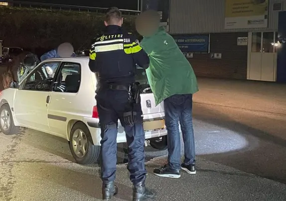 Stomverbaasde automobilist van weg geplukt na wraakactie van ex