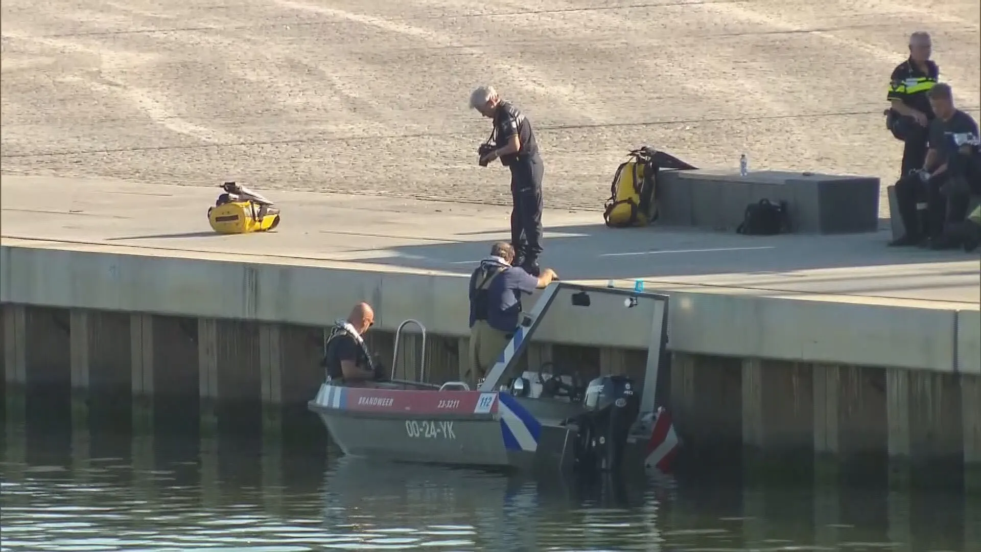 Duikers van brandweer vinden lichaam in het water aan de Maaskade in Venlo