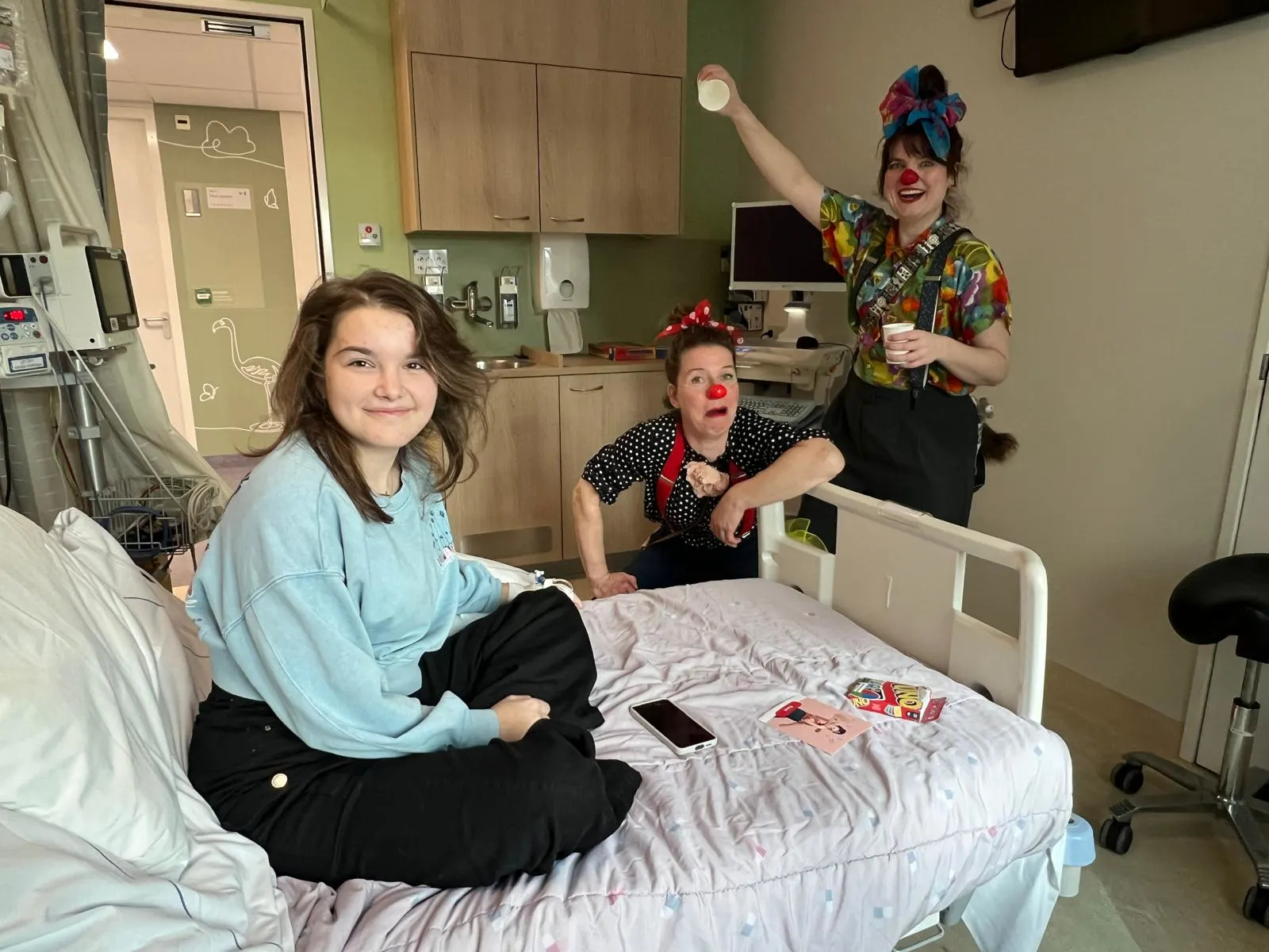 Geen mondkapje, maar een rode feestneus aan bed: CliniClowns krijgen nieuwe rol
