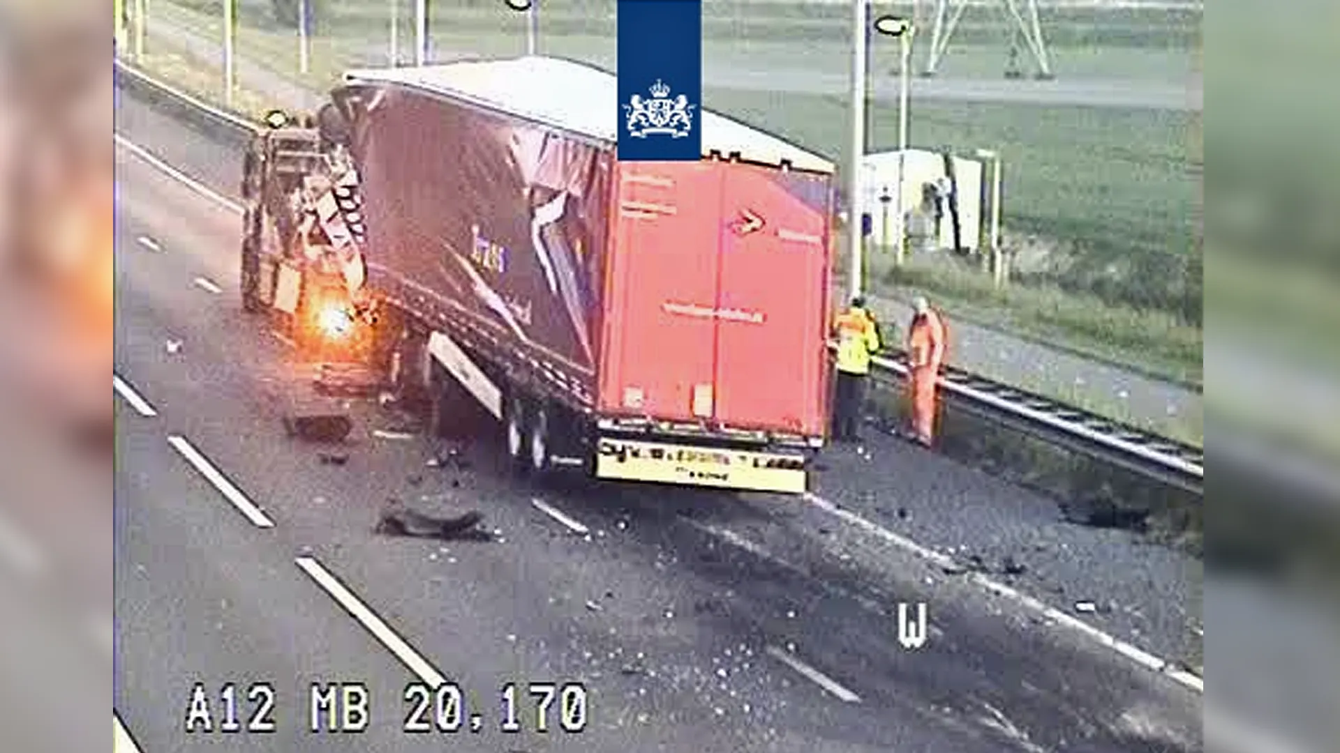 Vrachtwagen botst op pijlwagen van Rijkswaterstaat, A12 richting Den Haag dicht
