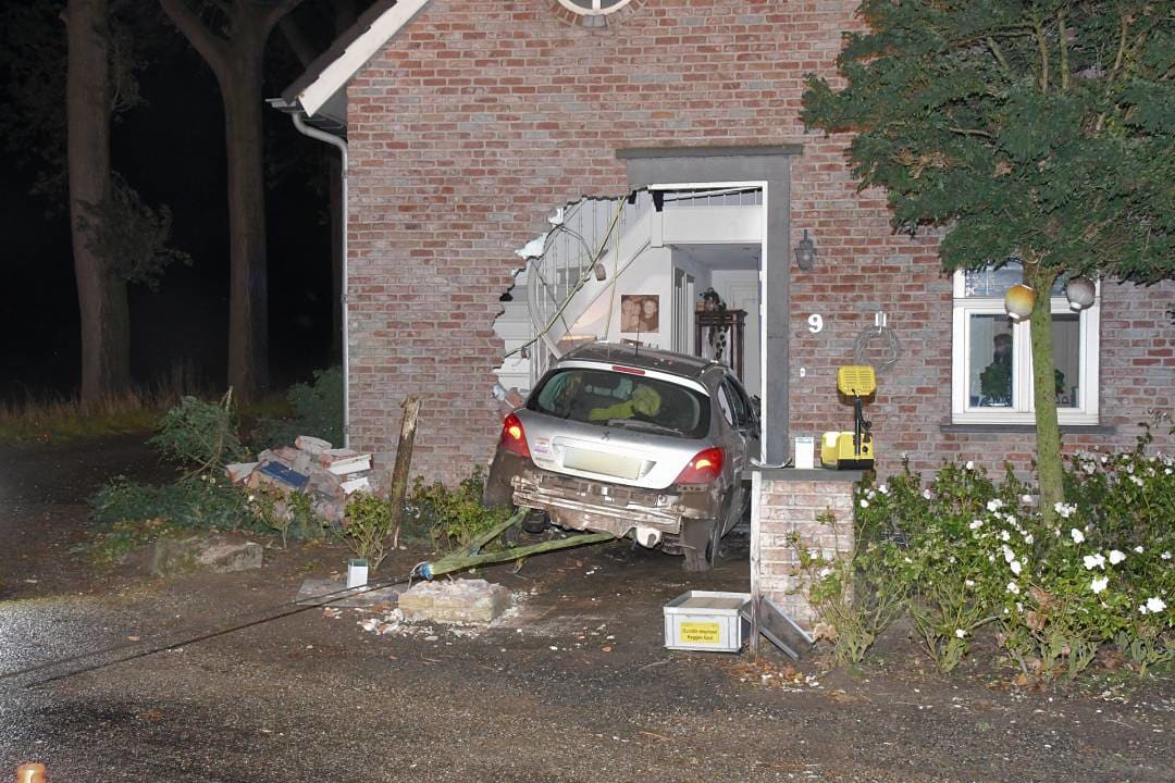 Twee ongelukken in tien minuten: bestuurder rijdt door gevel woning Hulst