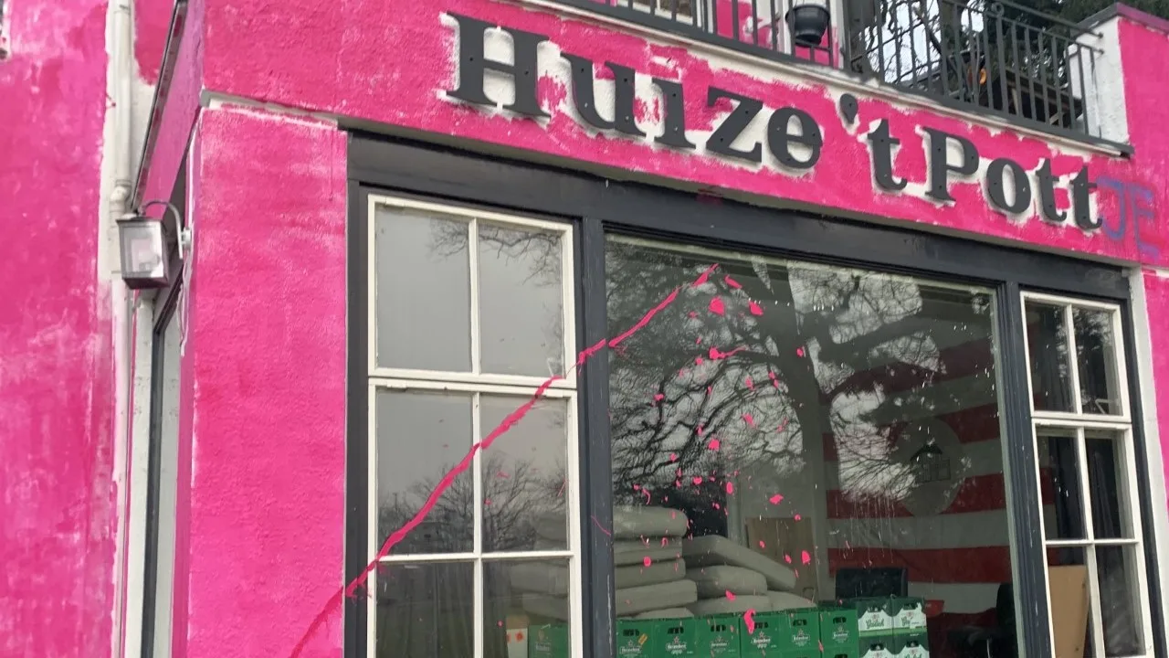 Knalroze geverfde studentenvilla dreigt dure grap te worden: 'Hogedrukspuit werkt niet'