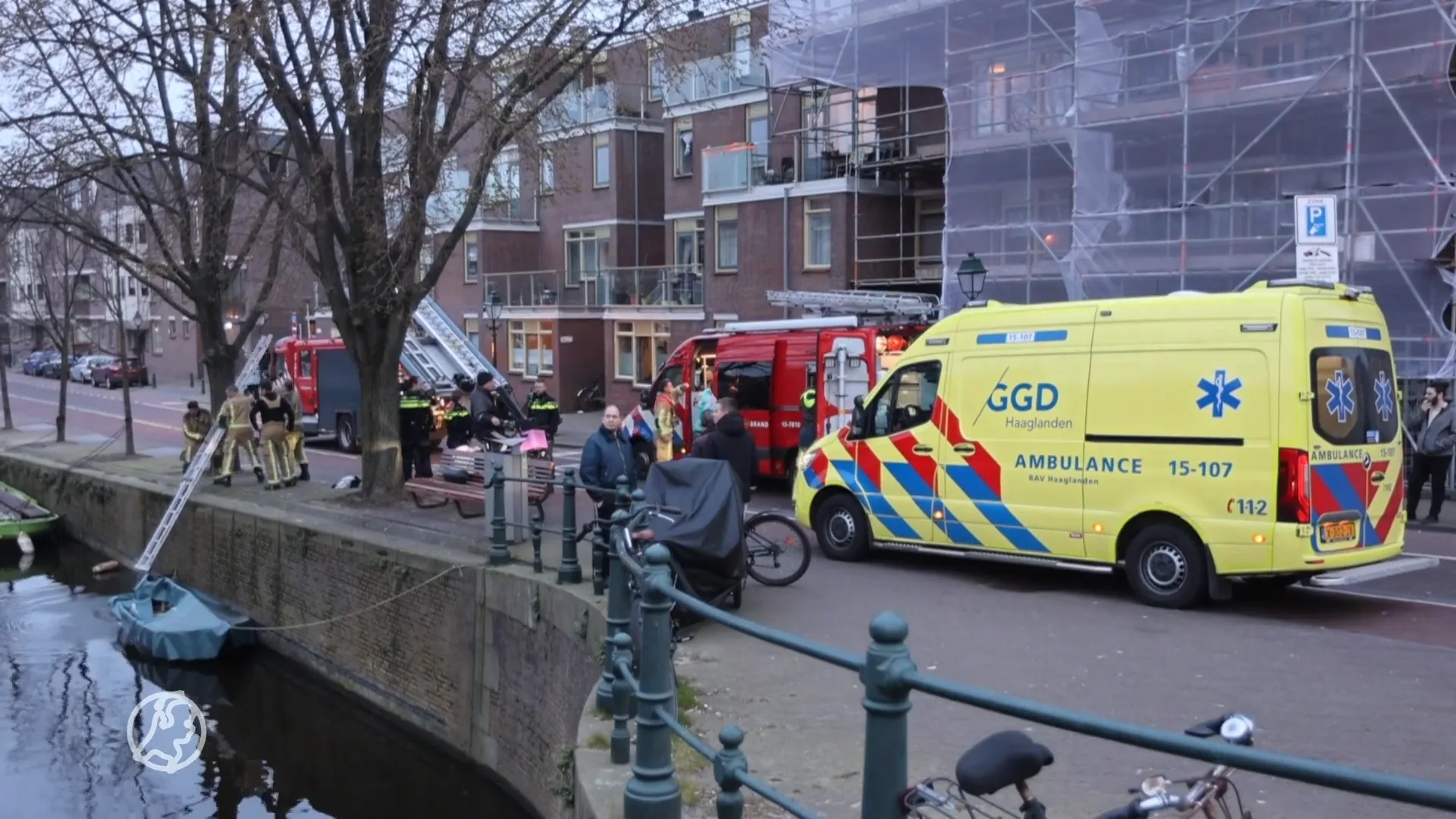 Vrouw valt van kade en komt op boot terecht, omstander schiet te hulp