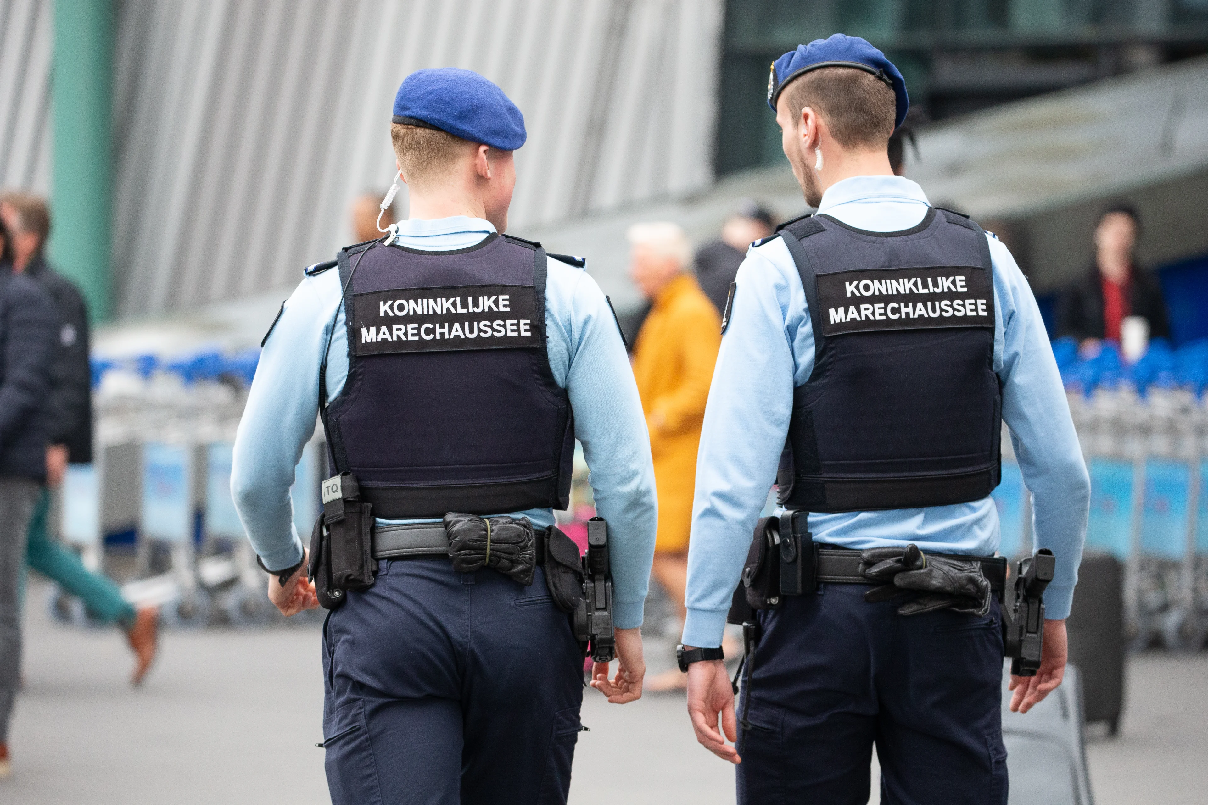 Negen mensen met valse coronatestuitslag aangehouden op Schiphol