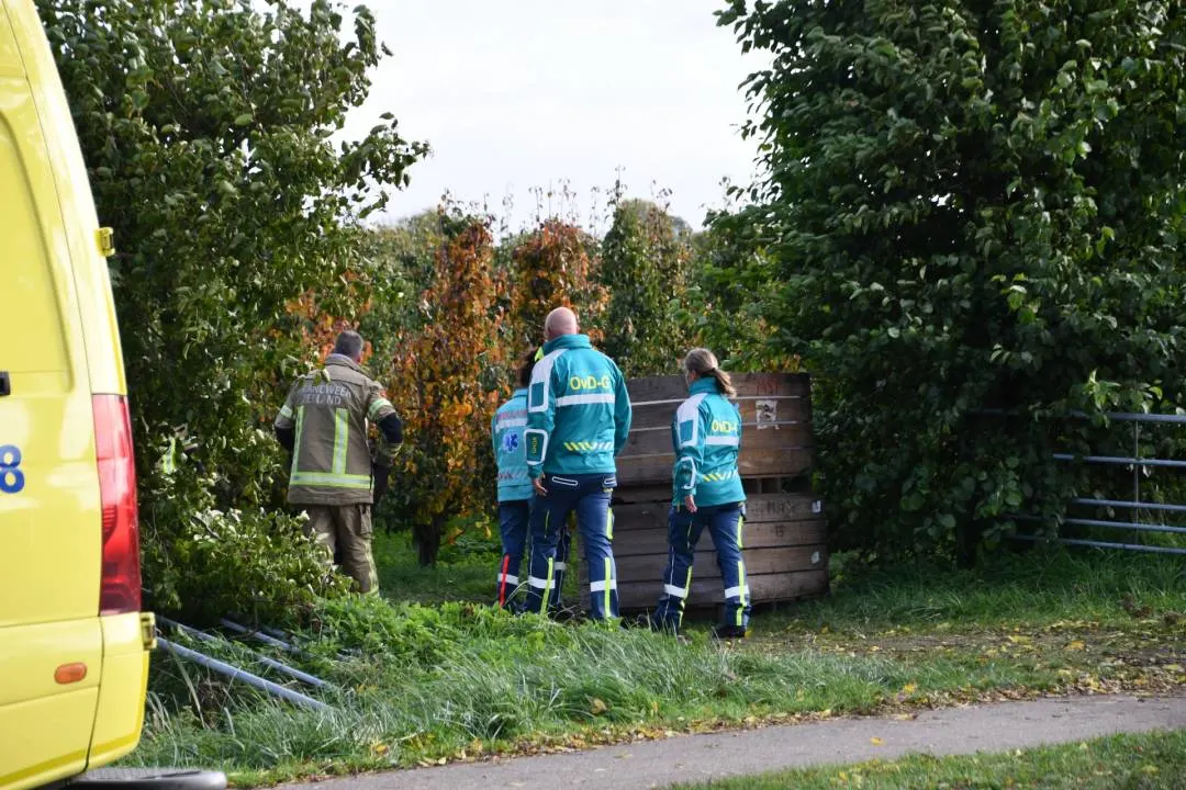 Man rijdt zonder het te merken met landbouwvoertuig over eigen broertje heen
