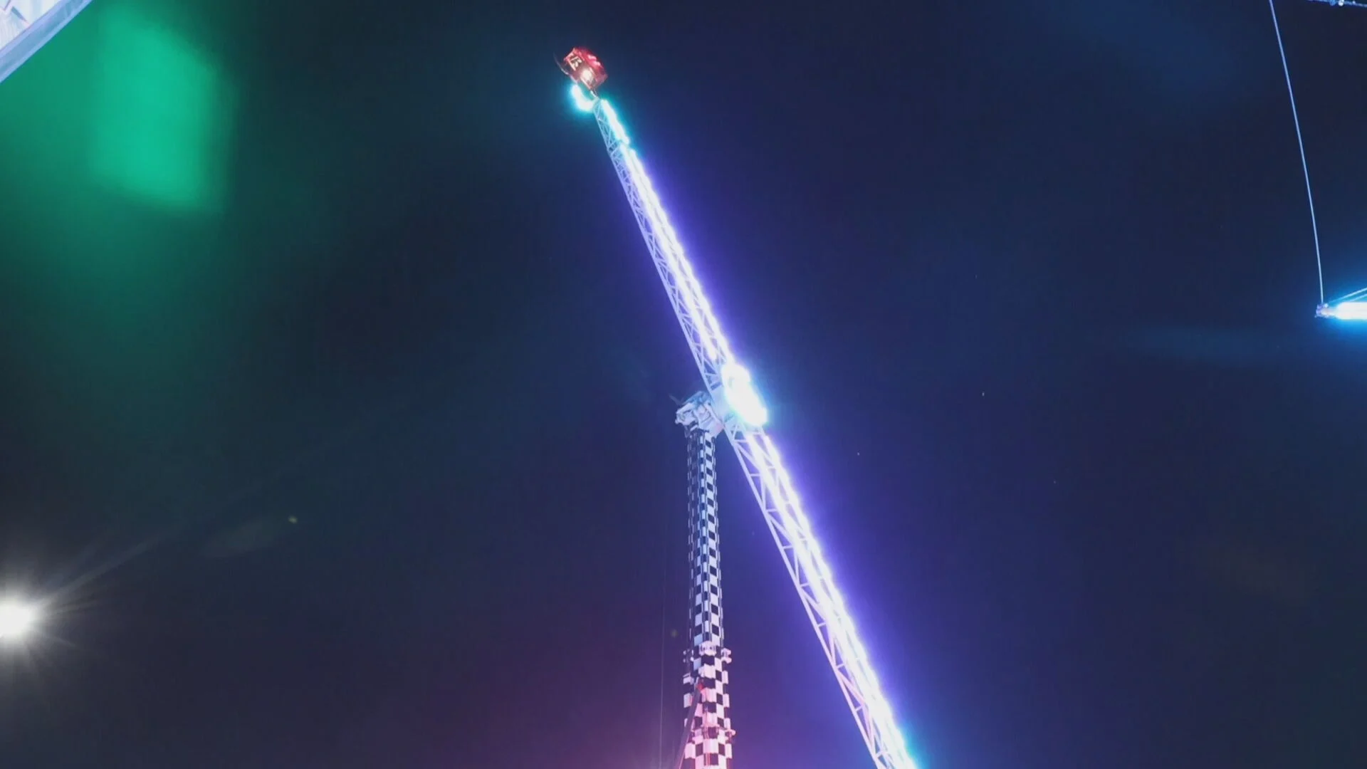 Kermisbezoekers drie kwartier vast op 50 meter hoogte door kapotte attractie