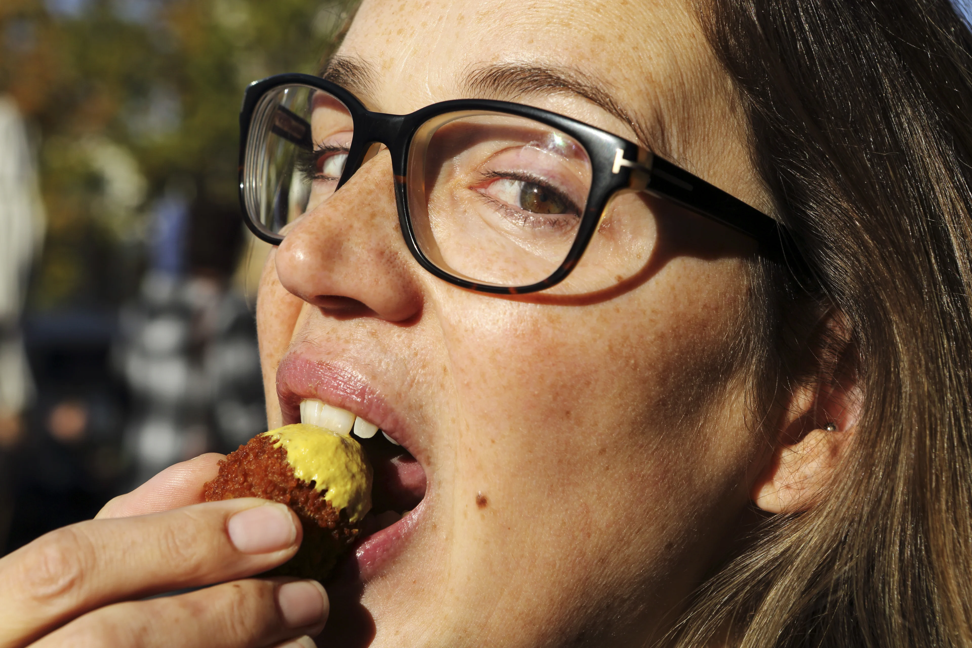 Jongen (17) slaat meisje omdat ze haar bitterballen niet met hem wil delen